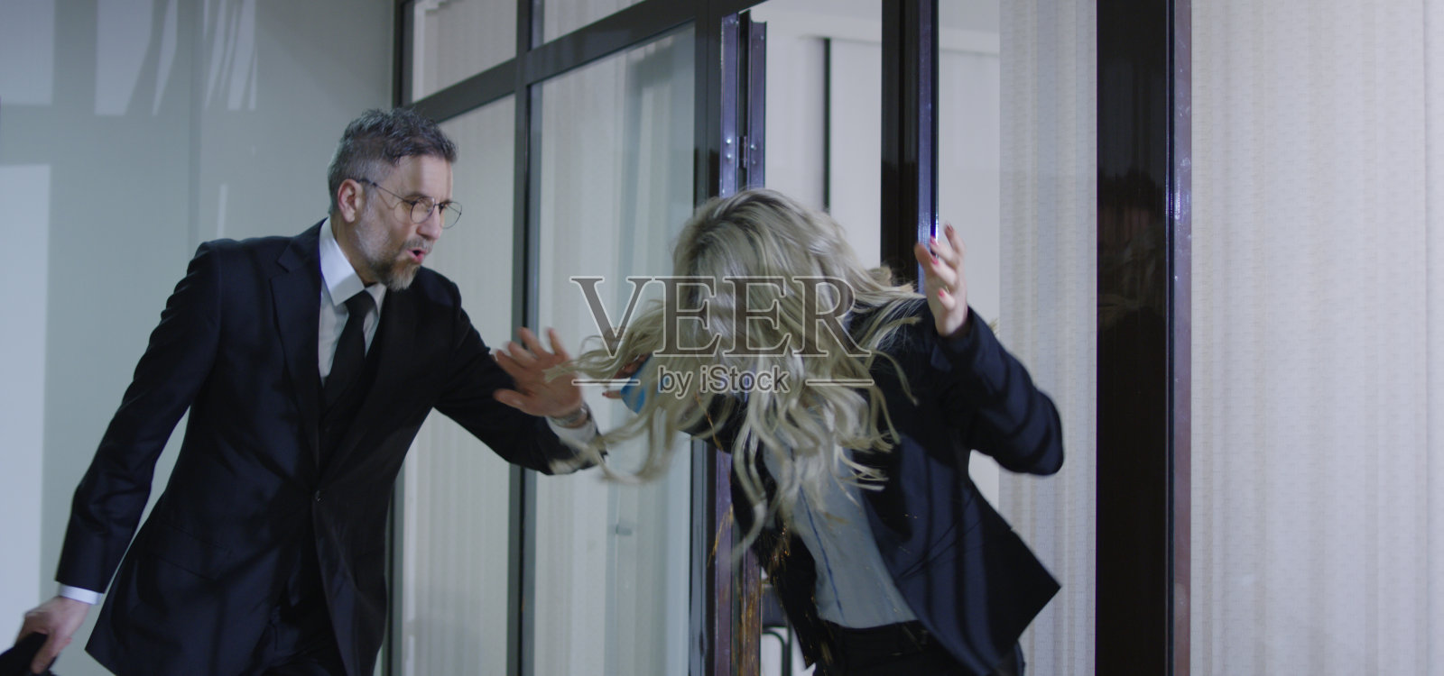 女商人吸干打湿的衬衫照片摄影图片