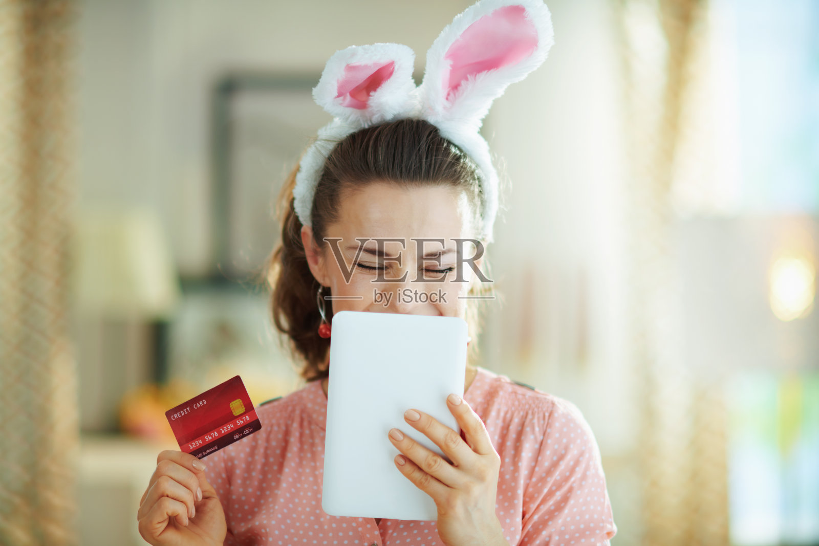 用平板电脑在线购物的优雅女人照片摄影图片