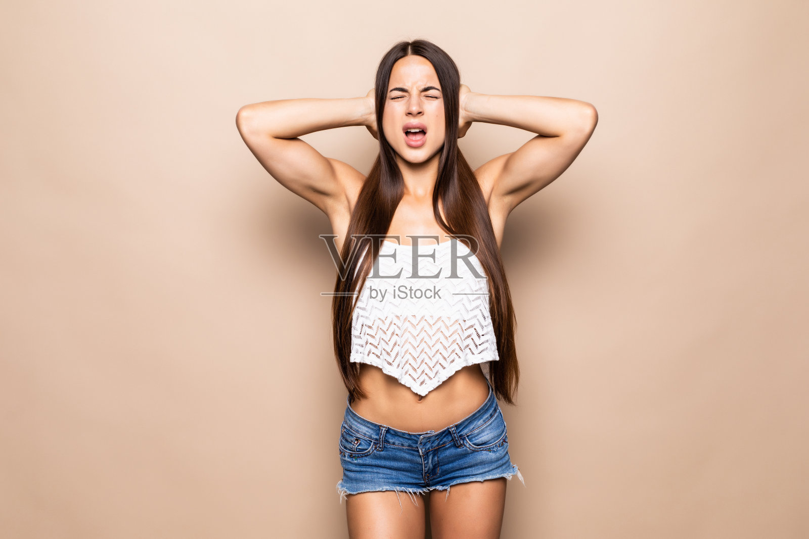 美丽困惑震惊的年轻女子站在孤立的米色背景照片摄影图片