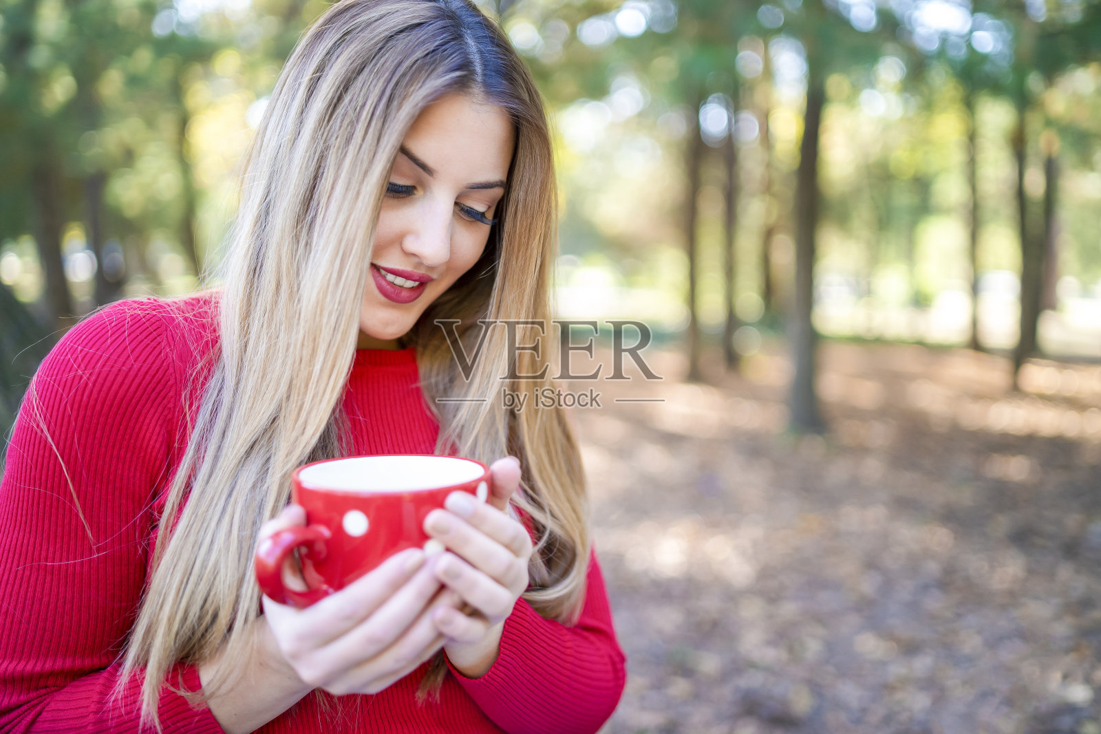 坐在公园长椅上的大学生照片摄影图片