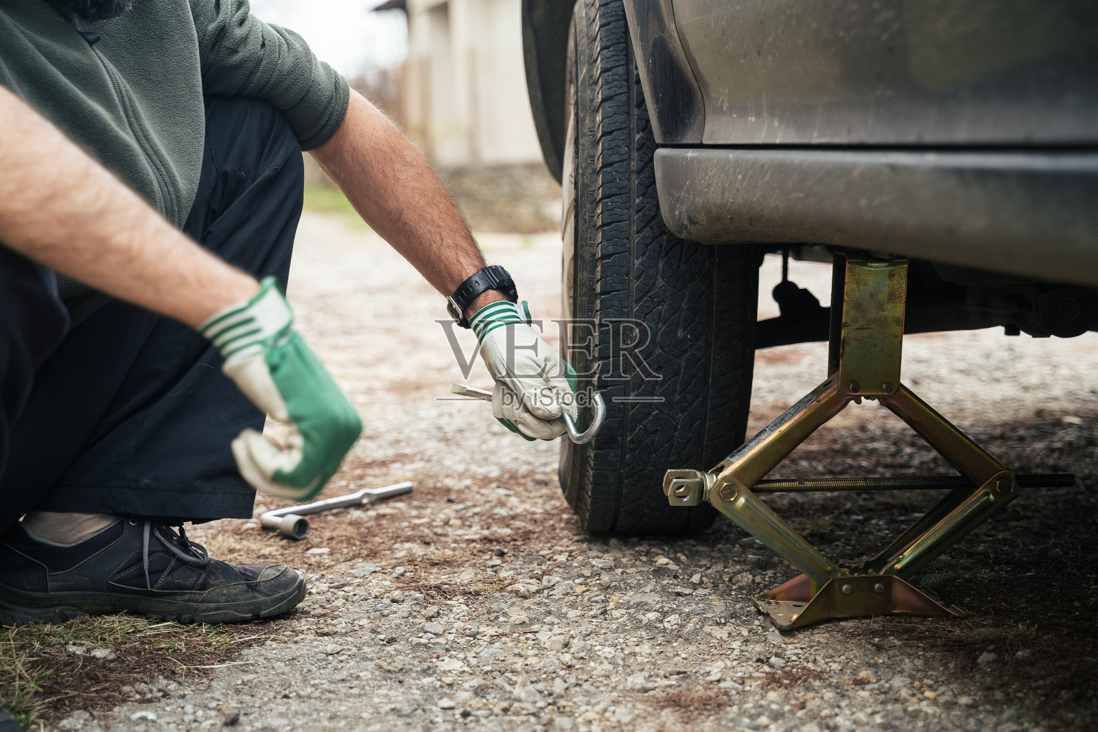 在乡村路上给汽车换轮胎。DIY照片摄影图片