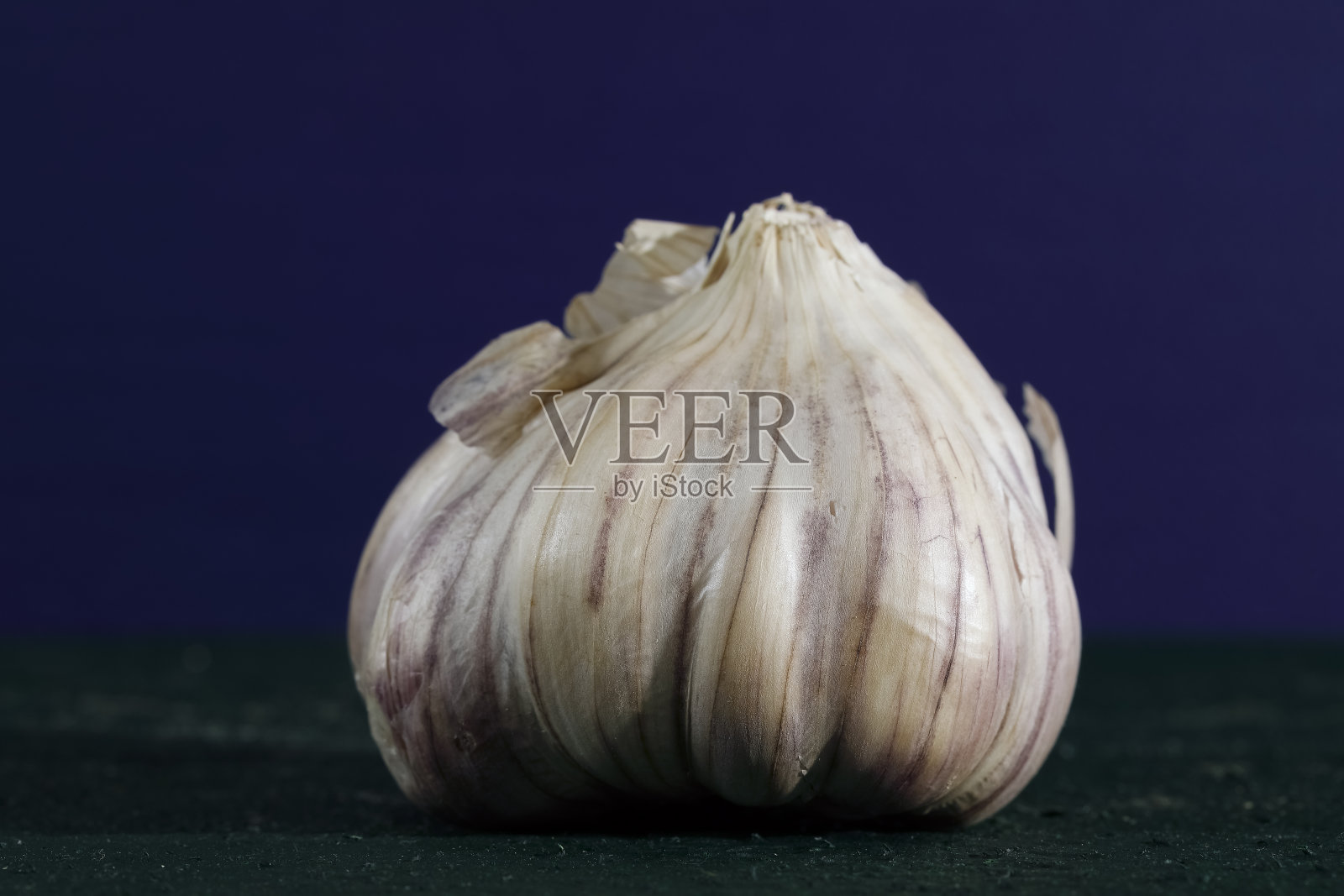 大蒜的表面呈黑色照片摄影图片