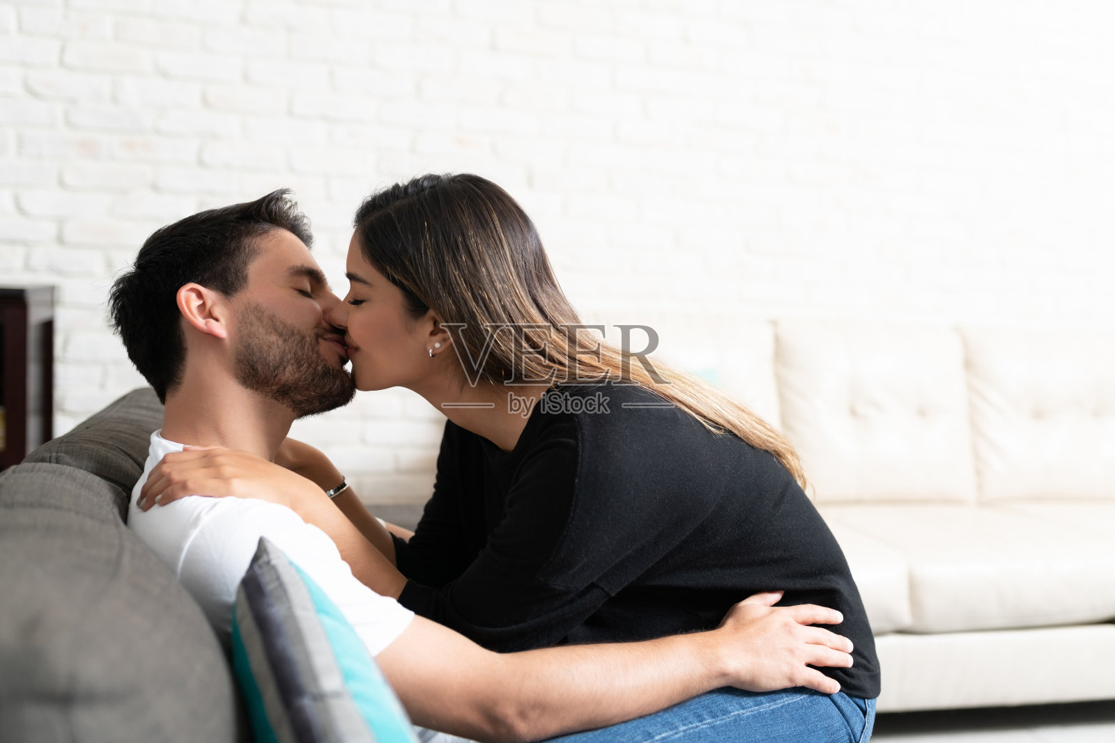 深情的拉丁情侣在家里接吻照片摄影图片