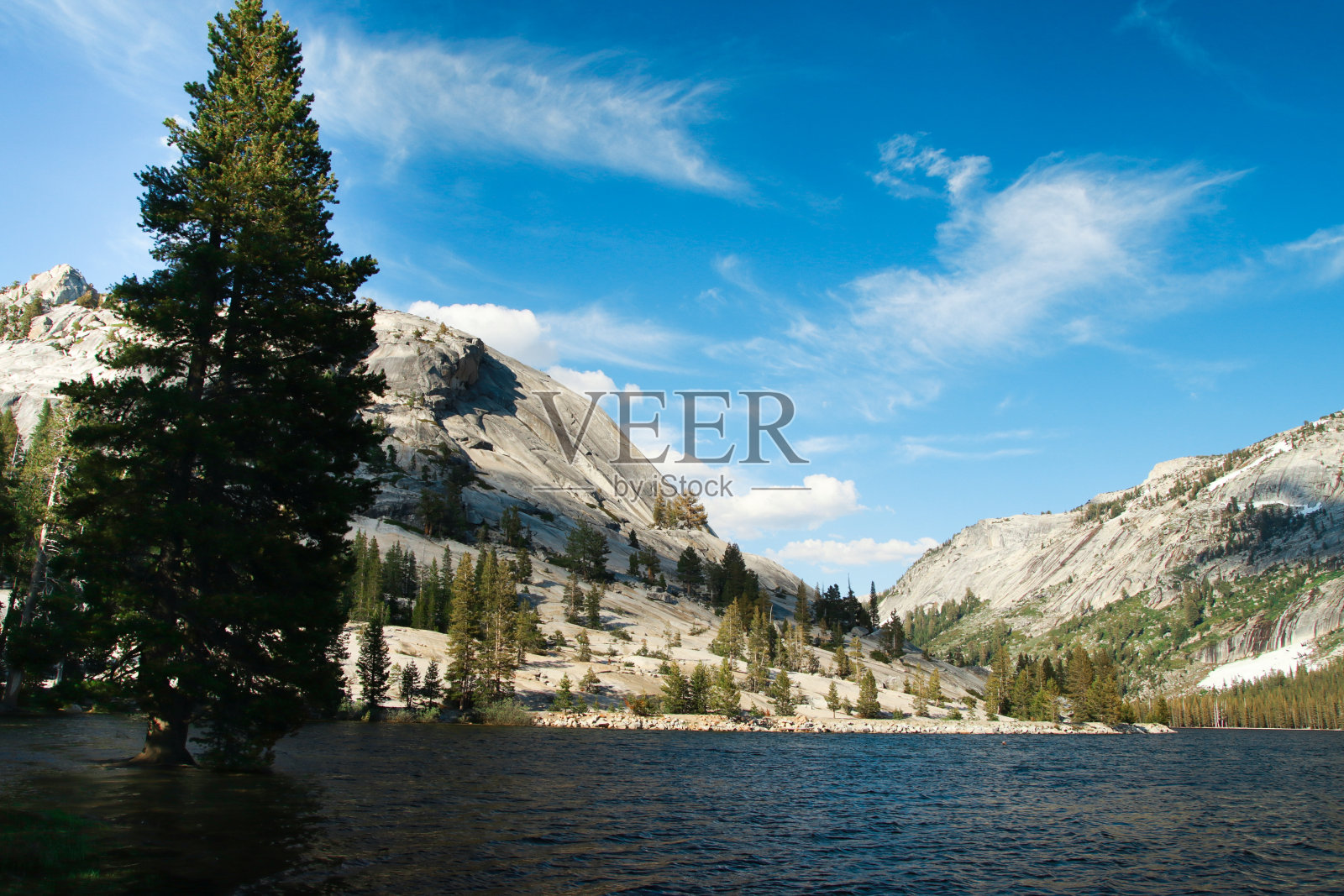 美丽的天亚湖与花岗岩山峰和松树的背景。美国加利福尼亚州约塞米蒂国家公园的蒂奥加山口。照片摄影图片