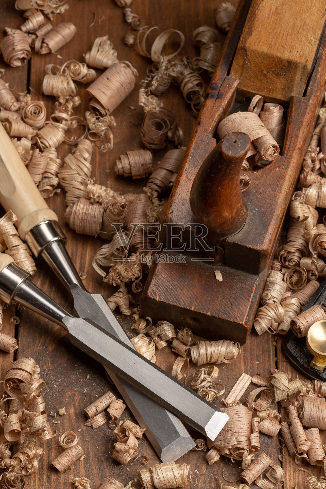 木匠、橱柜师在工作台上制作手工工具照片摄影图片