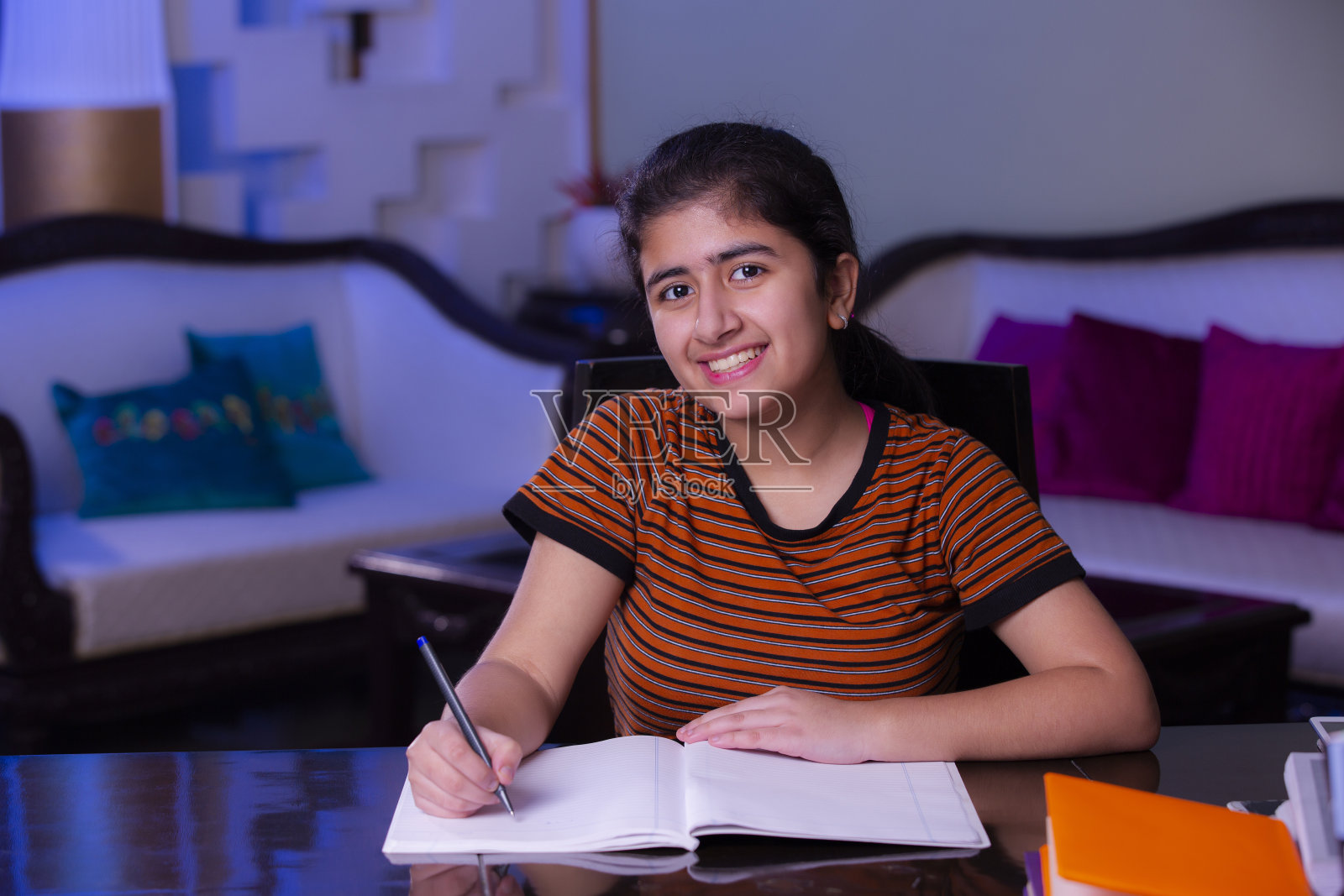 少女在家学习。图片照片摄影图片