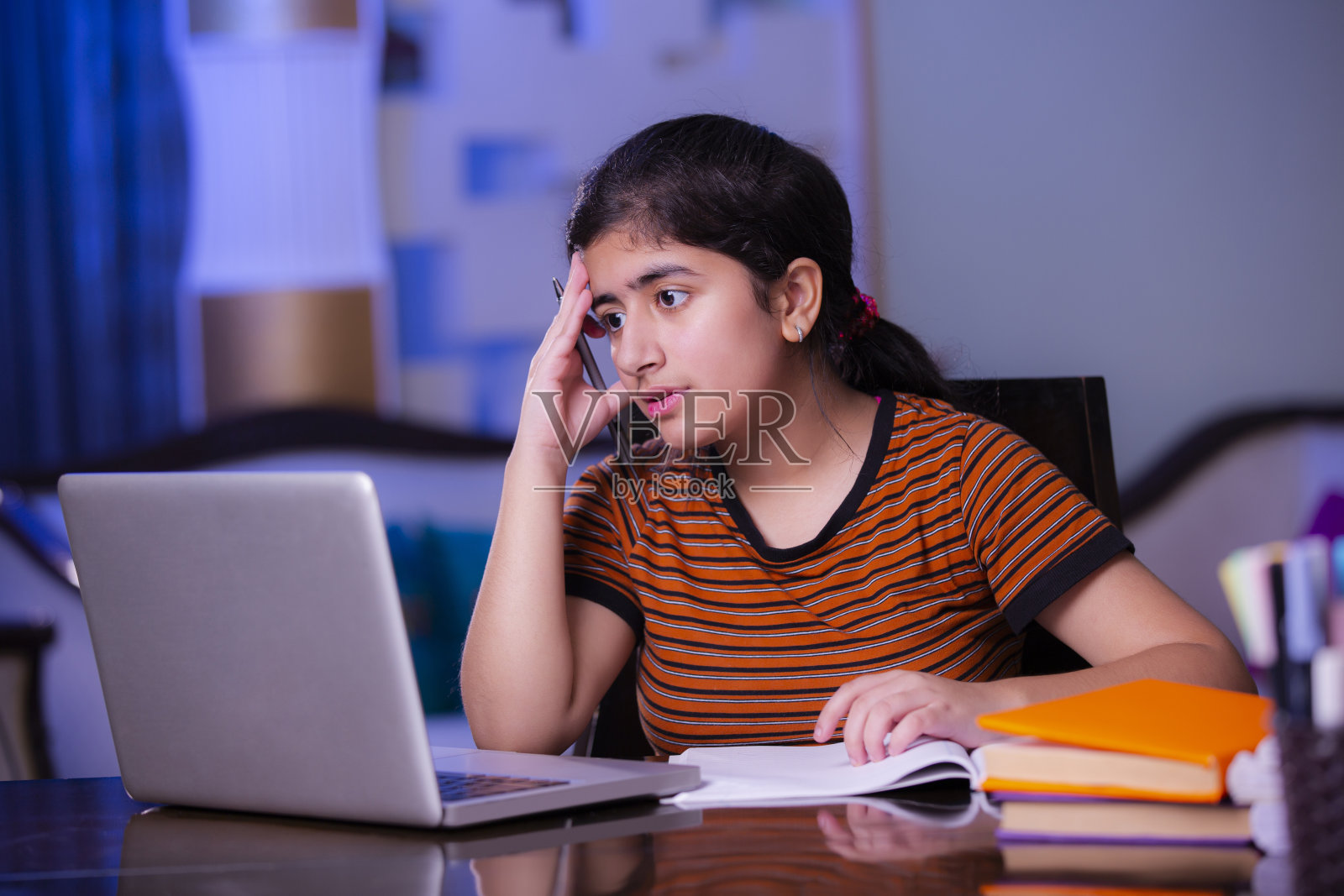 十几岁的女孩在做家庭作业照片摄影图片