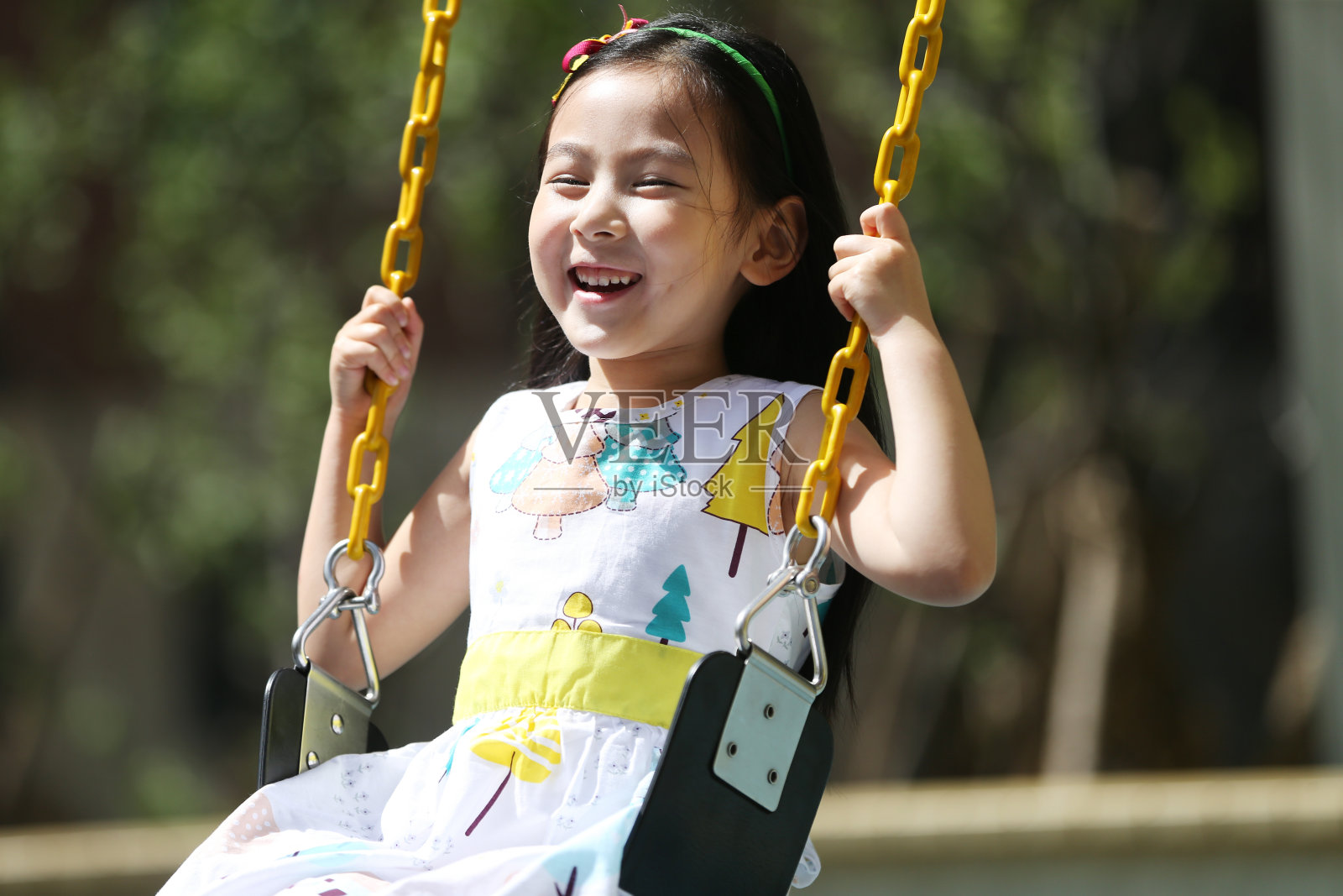 小女孩在荡秋千照片摄影图片