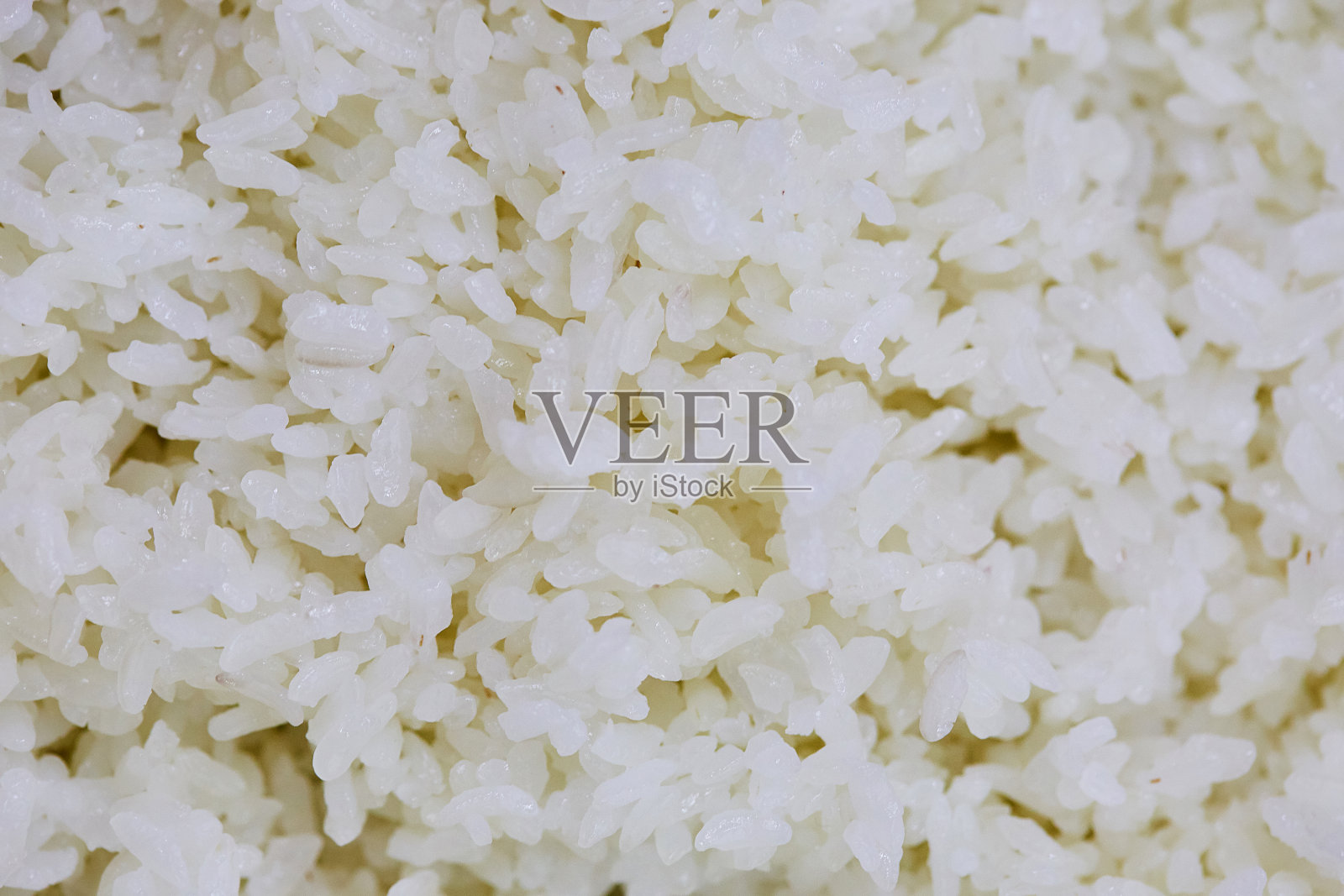 煮熟的大米与酱油或酒酱油，以制作寿司为背景，关闭照片摄影图片