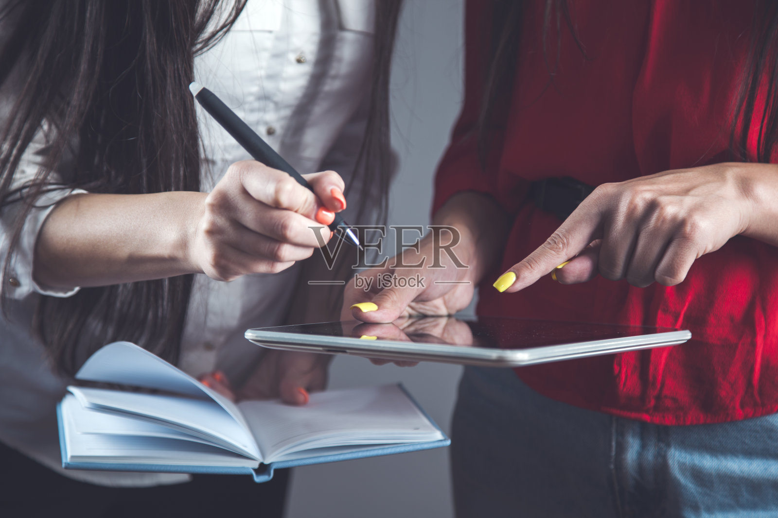 平板电脑团队工作照片摄影图片