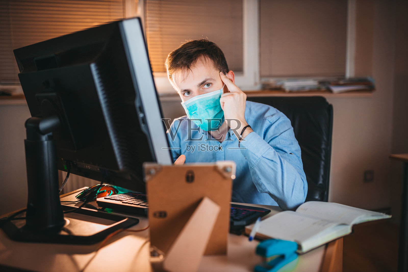 在家工作。担心的脸照片摄影图片