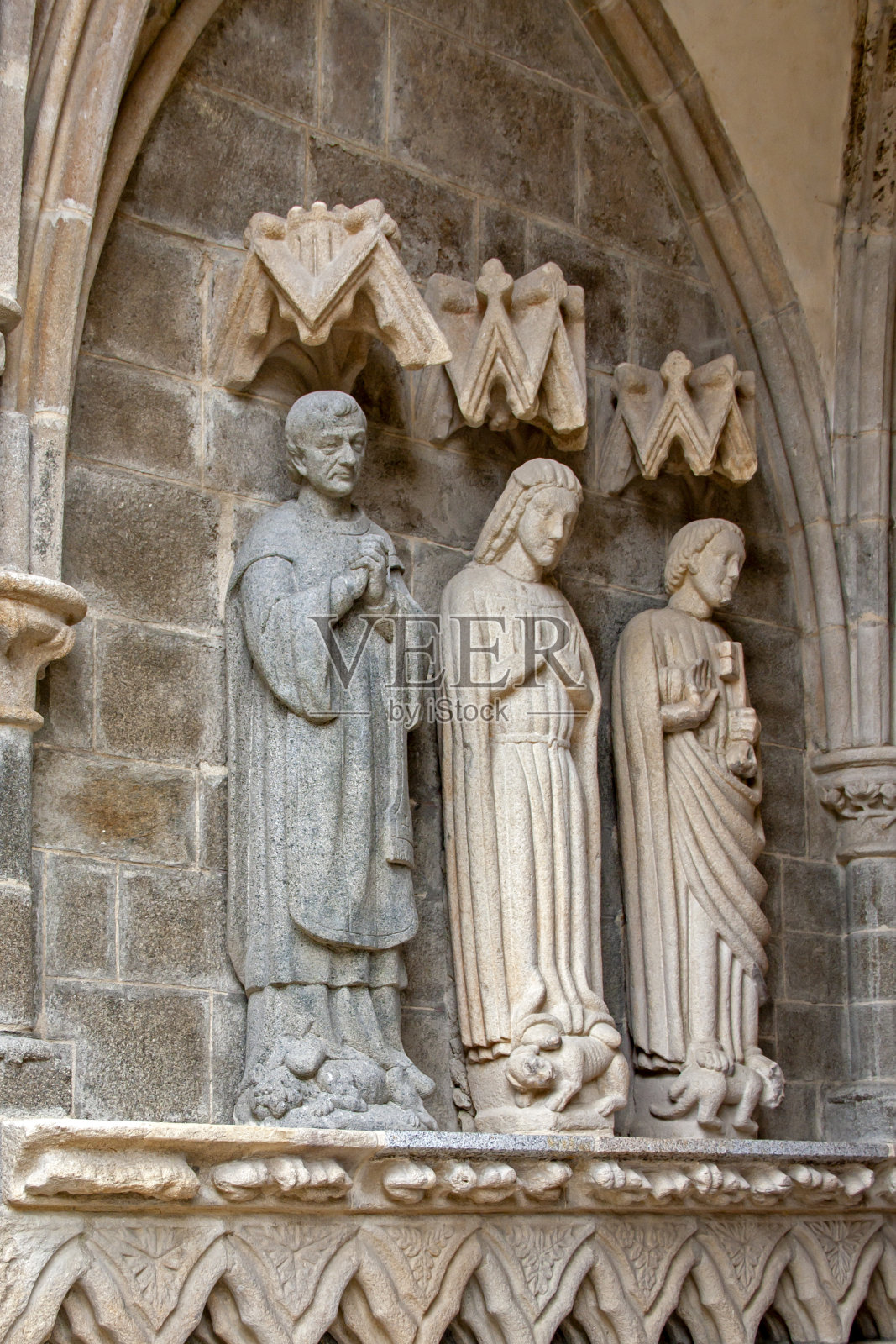 圣Suliac。教堂入口门廊的雕像。Ille-et-Vilaine。布列塔尼照片摄影图片