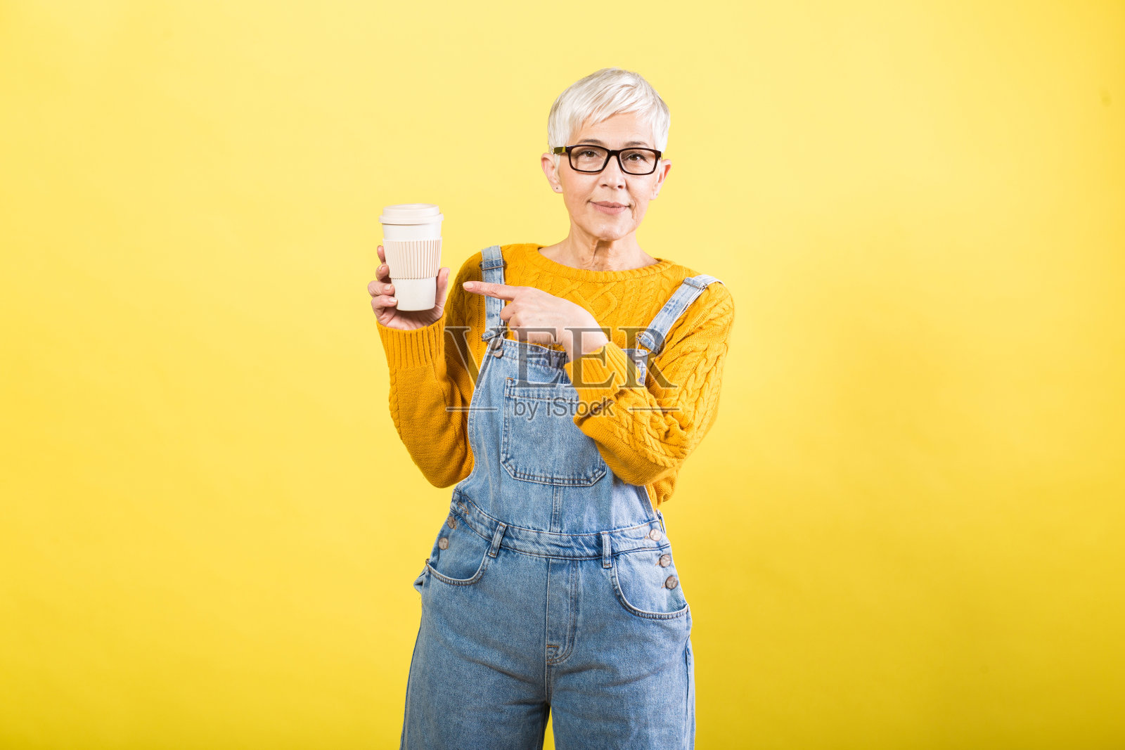 白头发的女士正在拿咖啡照片摄影图片