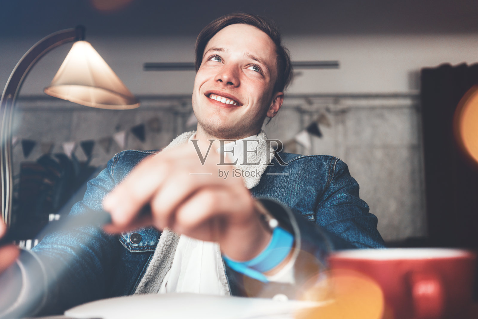 快乐的人在咖啡馆工作的肖像。手机，文书工作和一杯咖啡。聪明的休闲服装照片摄影图片