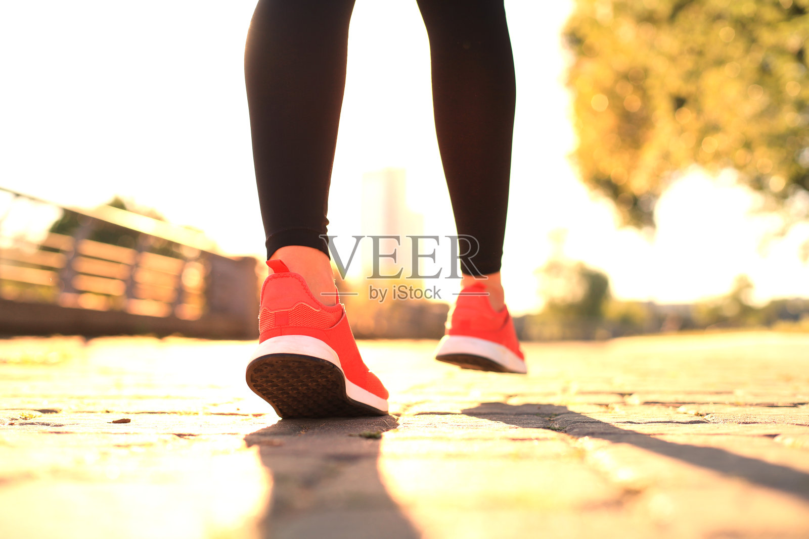 近距离观察年轻女子在户外运动慢跑的运动鞋。照片摄影图片