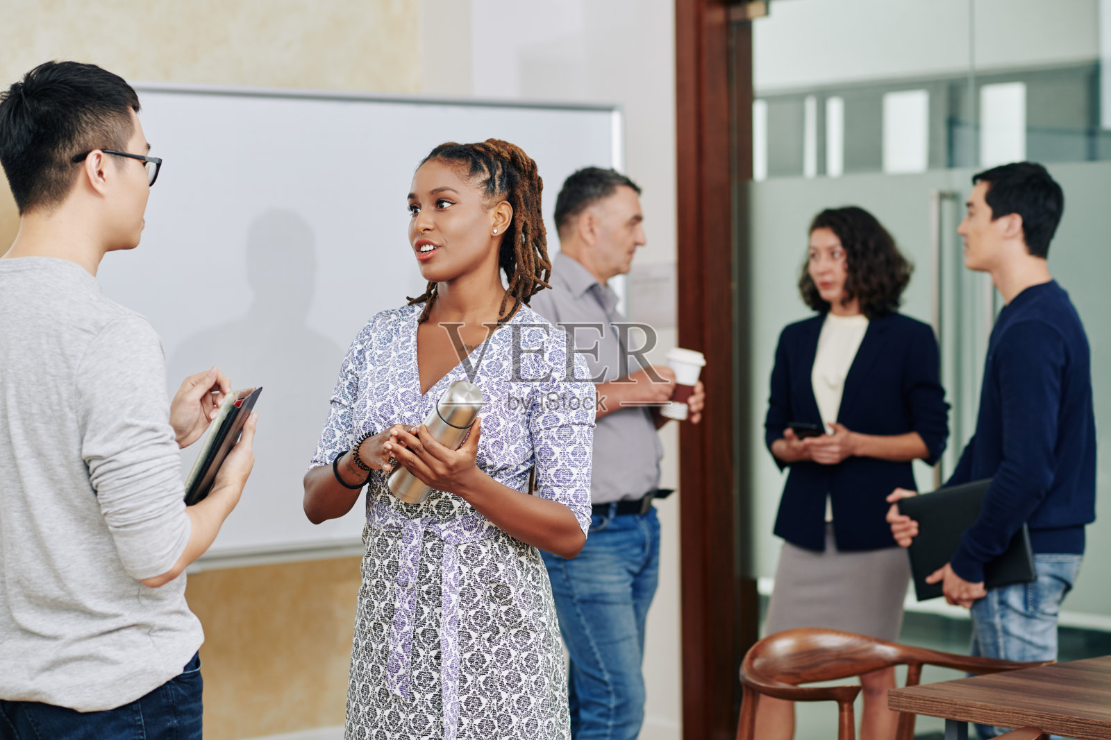 同事们会后交谈照片摄影图片