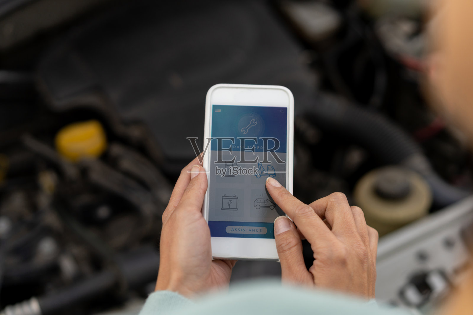 一个不认识的女人用应用请求路边援助照片摄影图片