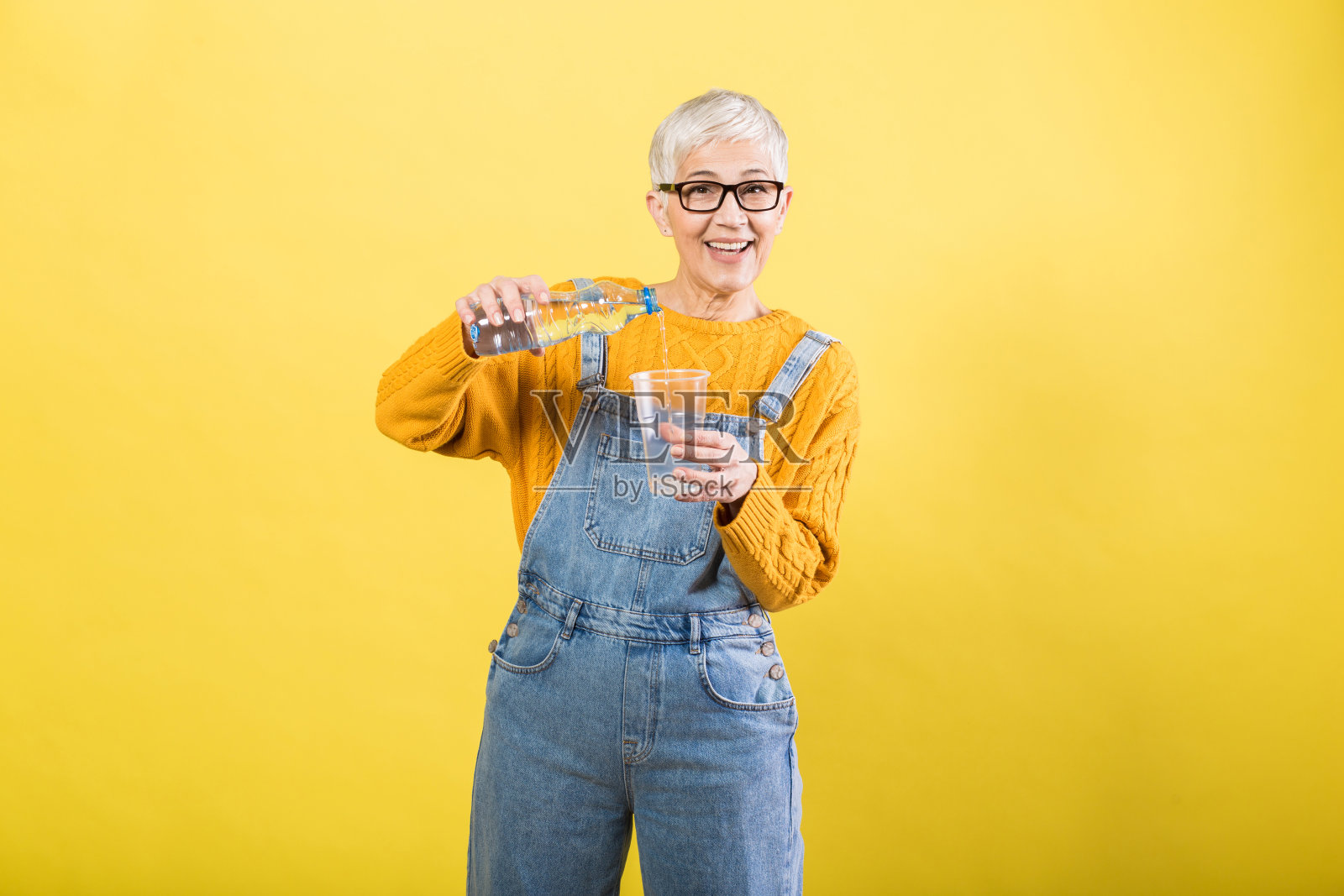 短毛女士拿着塑料玻璃照片摄影图片