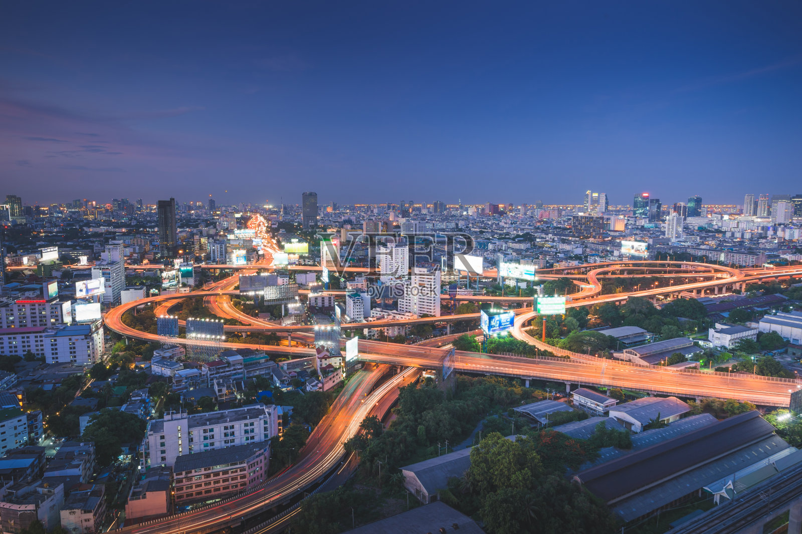 全景城市景观商业区(makkasan,baiyok, Ratchaprarop, patunam曼谷，泰国)鸟瞰高层建筑在黄昏照片摄影图片