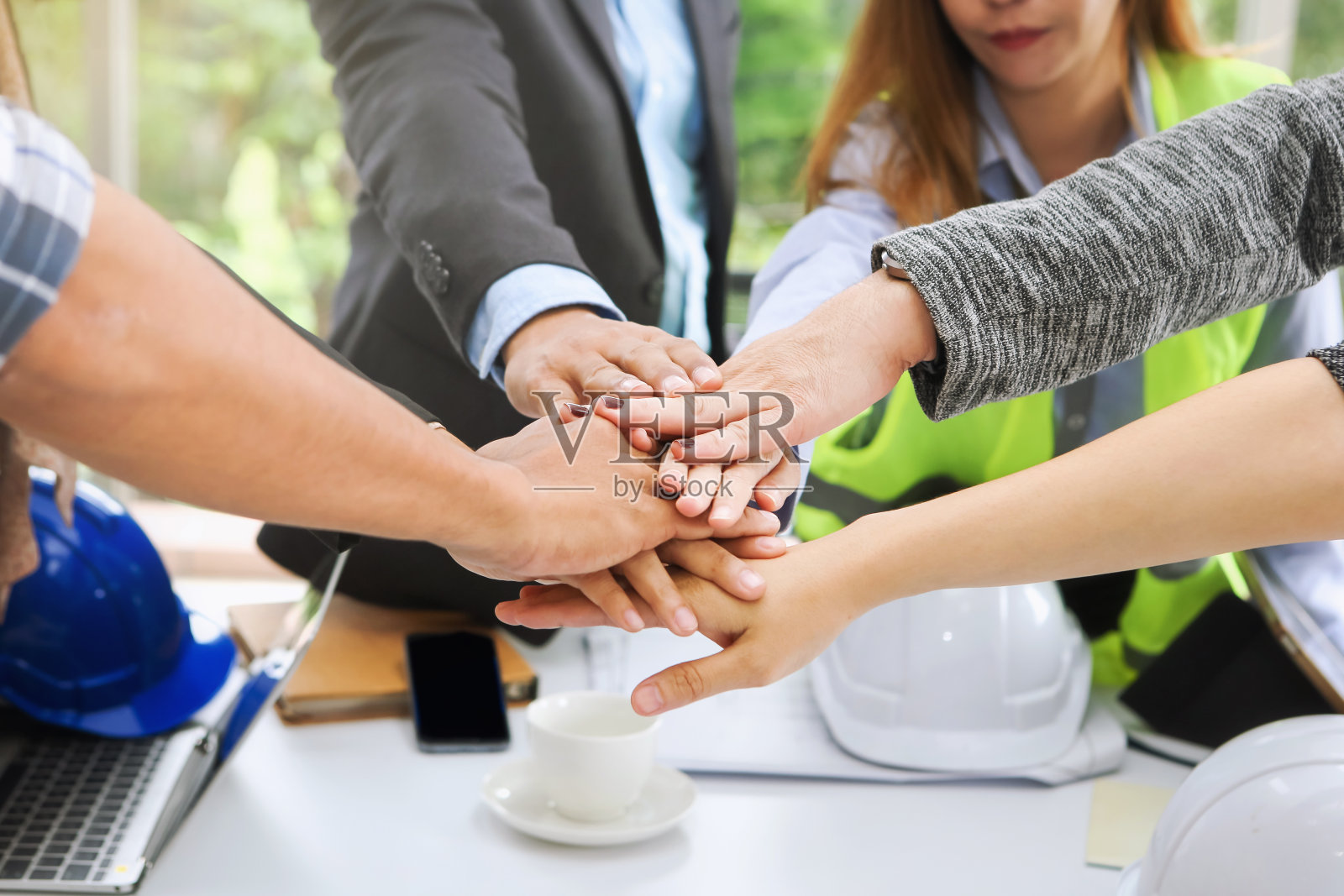 团队合作的概念。工程团队一起工作。工程师们齐心协力。照片摄影图片