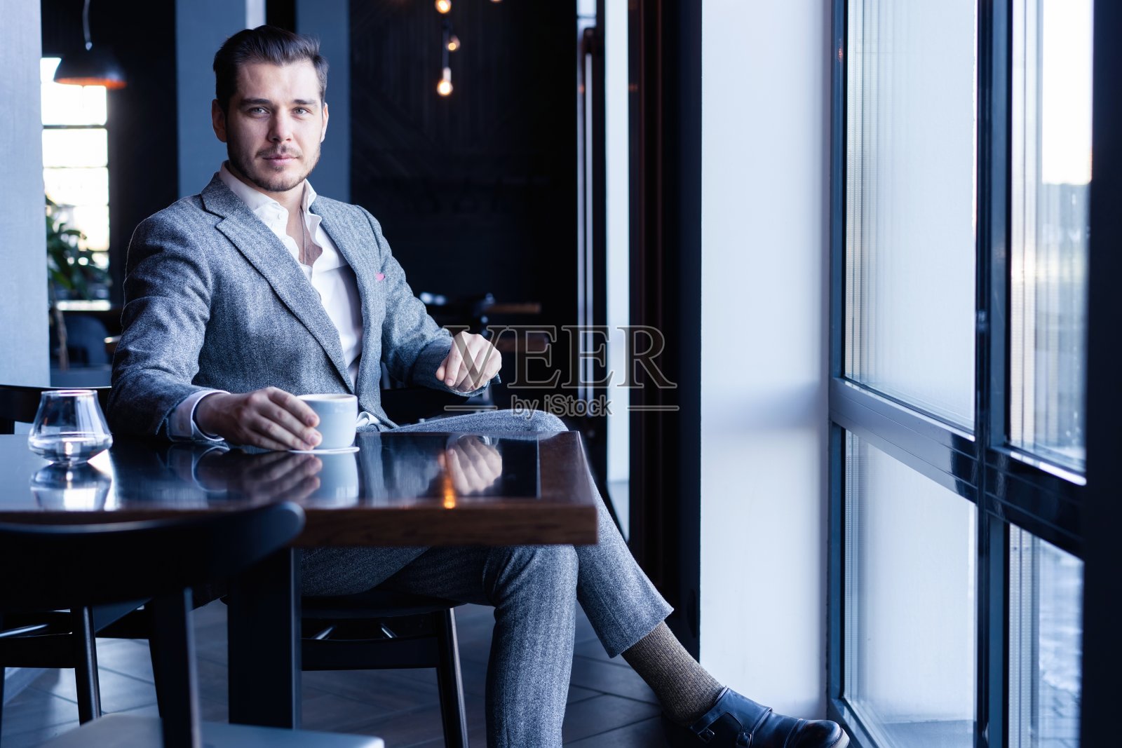 在咖啡馆喝咖啡的商人——咖啡时间照片摄影图片