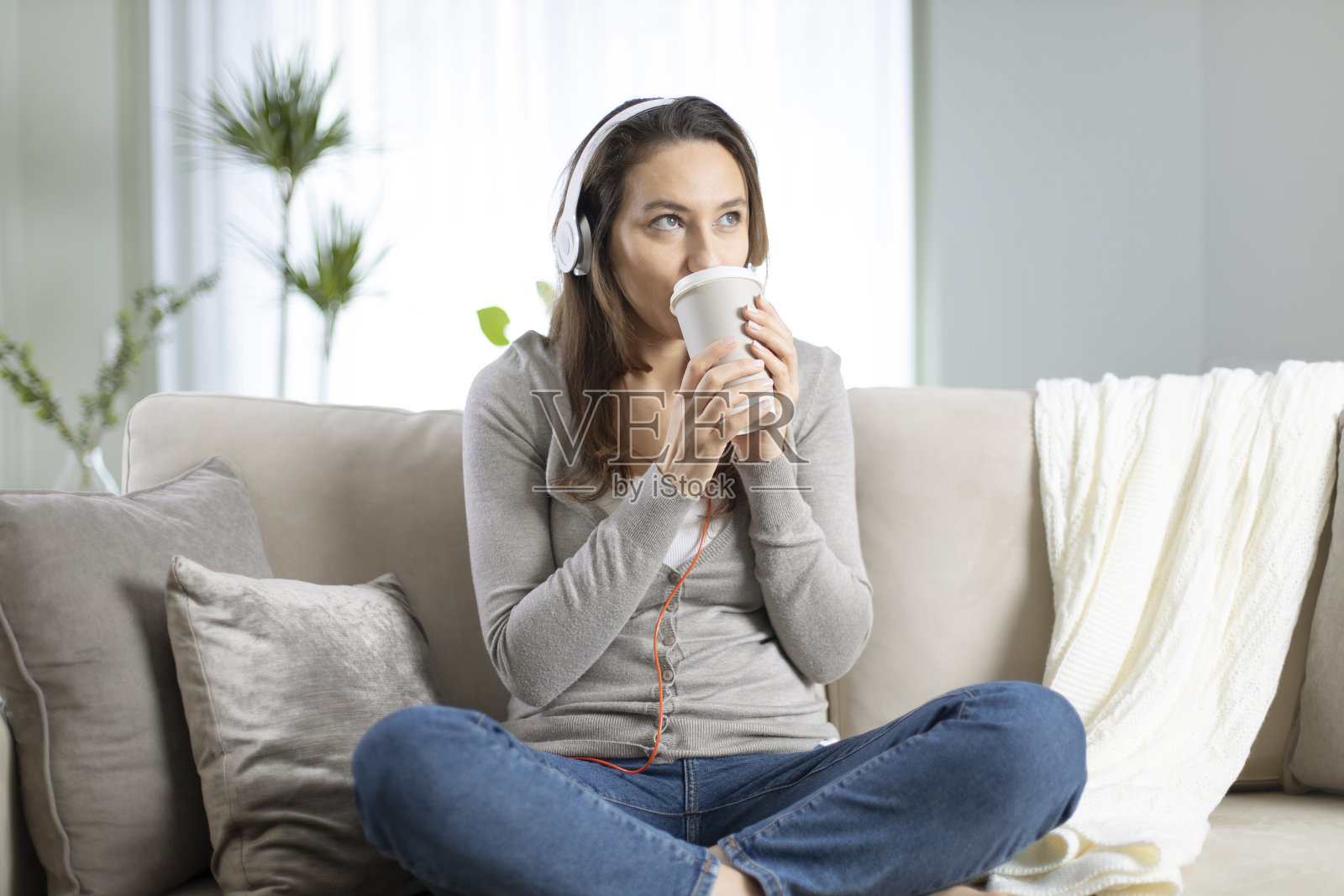 年轻女人在家听音乐照片摄影图片