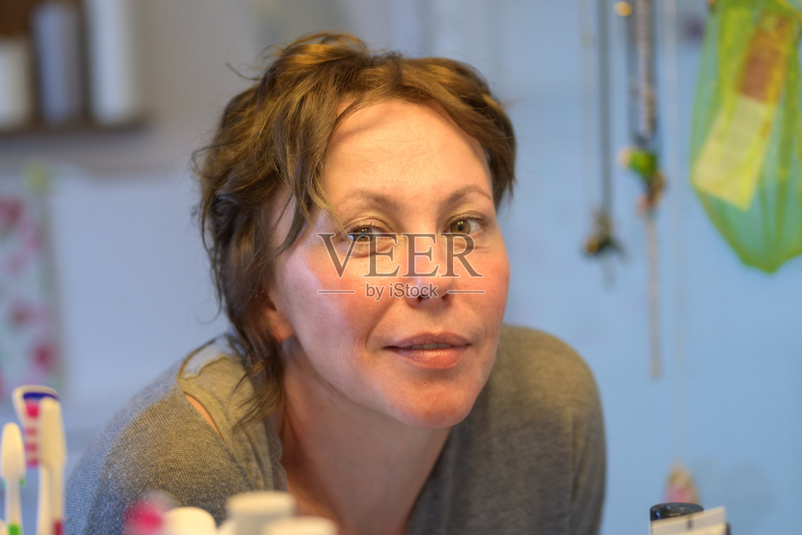 微笑的女人照镜子照片摄影图片