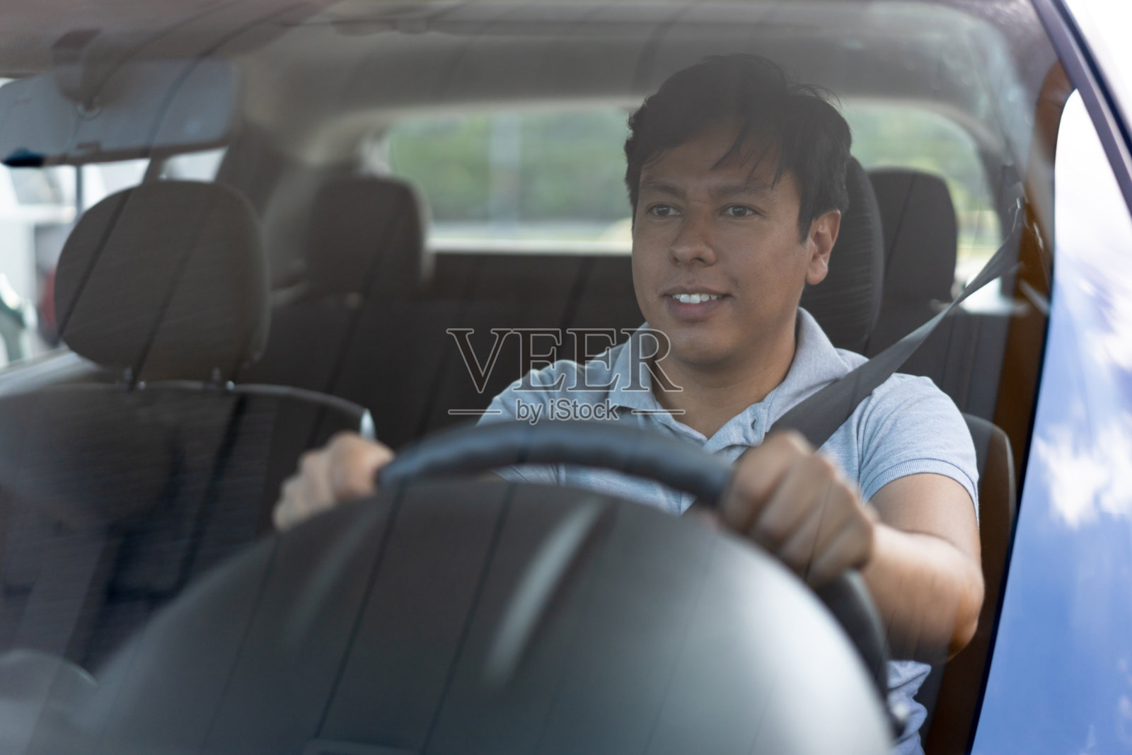 快乐的年轻人开车照片摄影图片