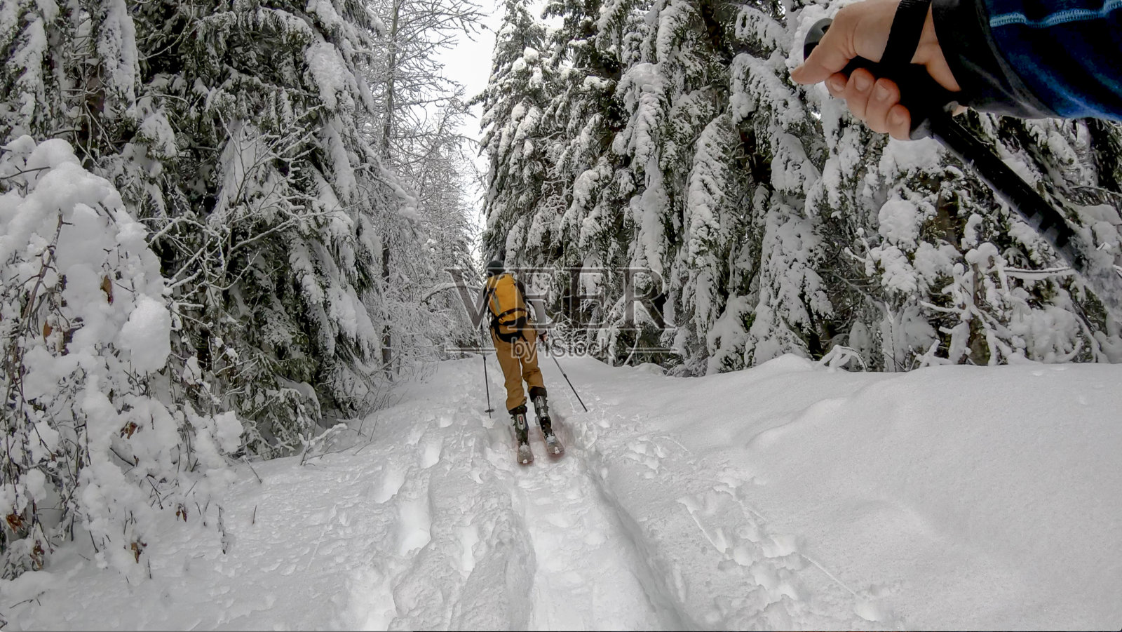 偏远地区的滑雪者登山照片摄影图片