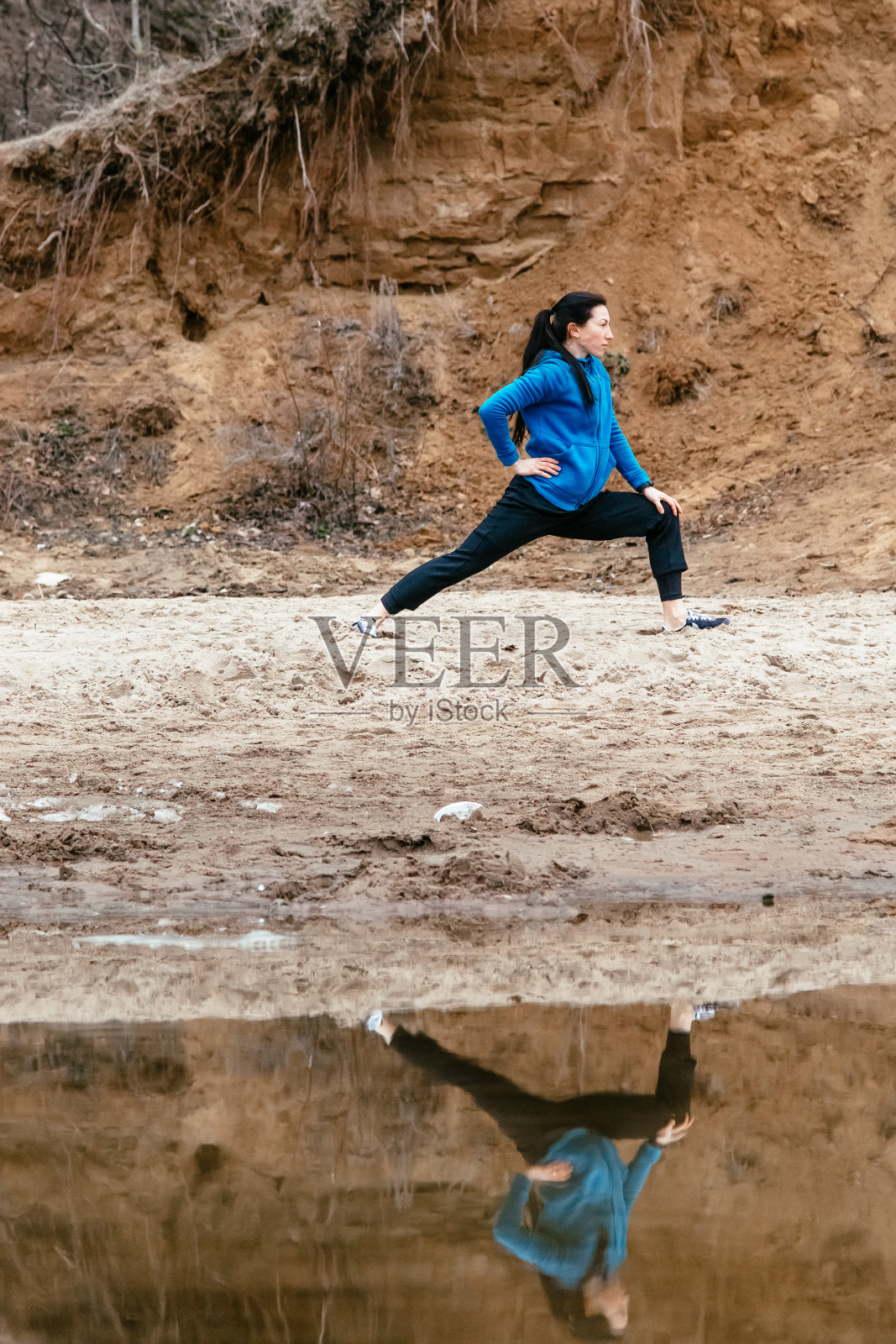 年轻女子在河岸边运动照片摄影图片