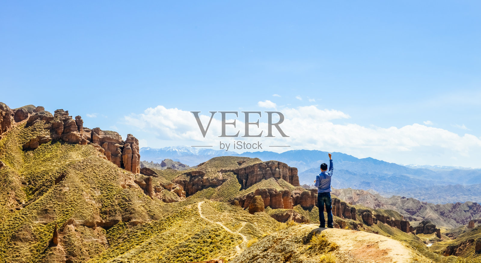 年轻人在山顶上欢呼照片摄影图片