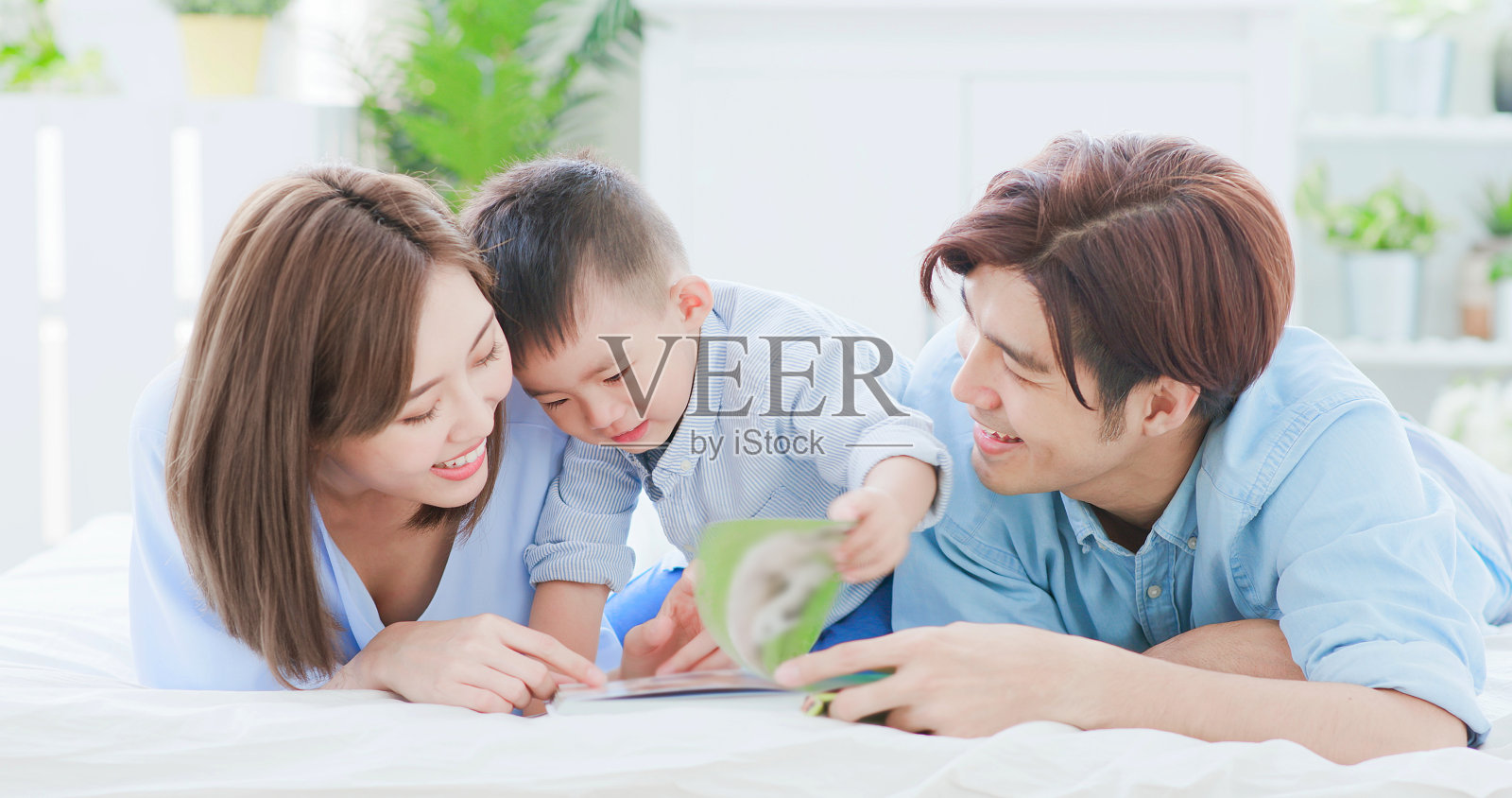 父母和孩子一起读书照片摄影图片