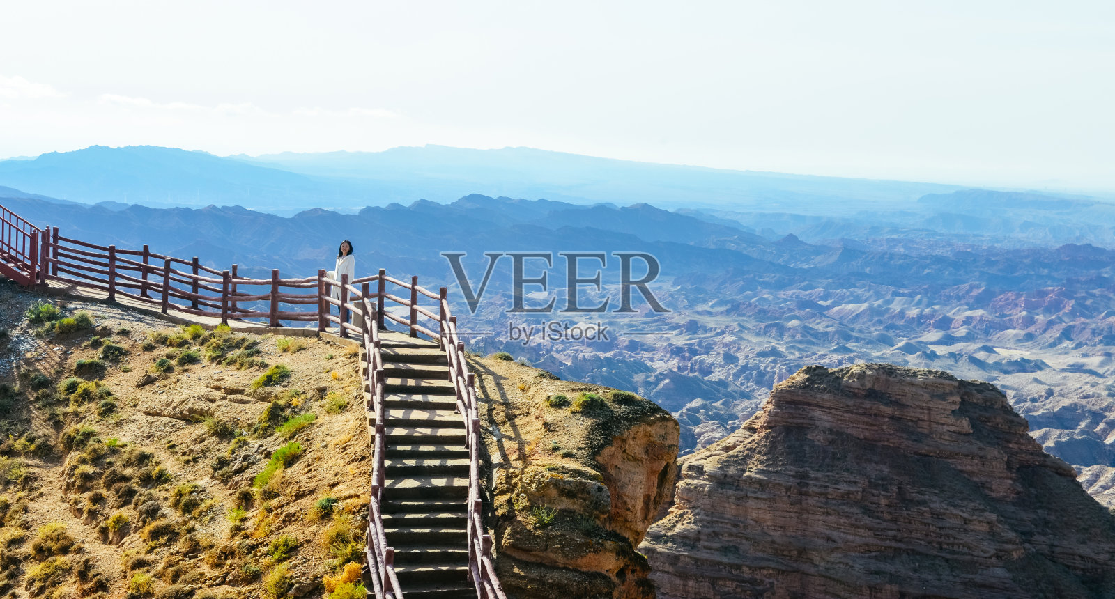 一个亚洲女孩在屏山湖山谷的群山中行走照片摄影图片