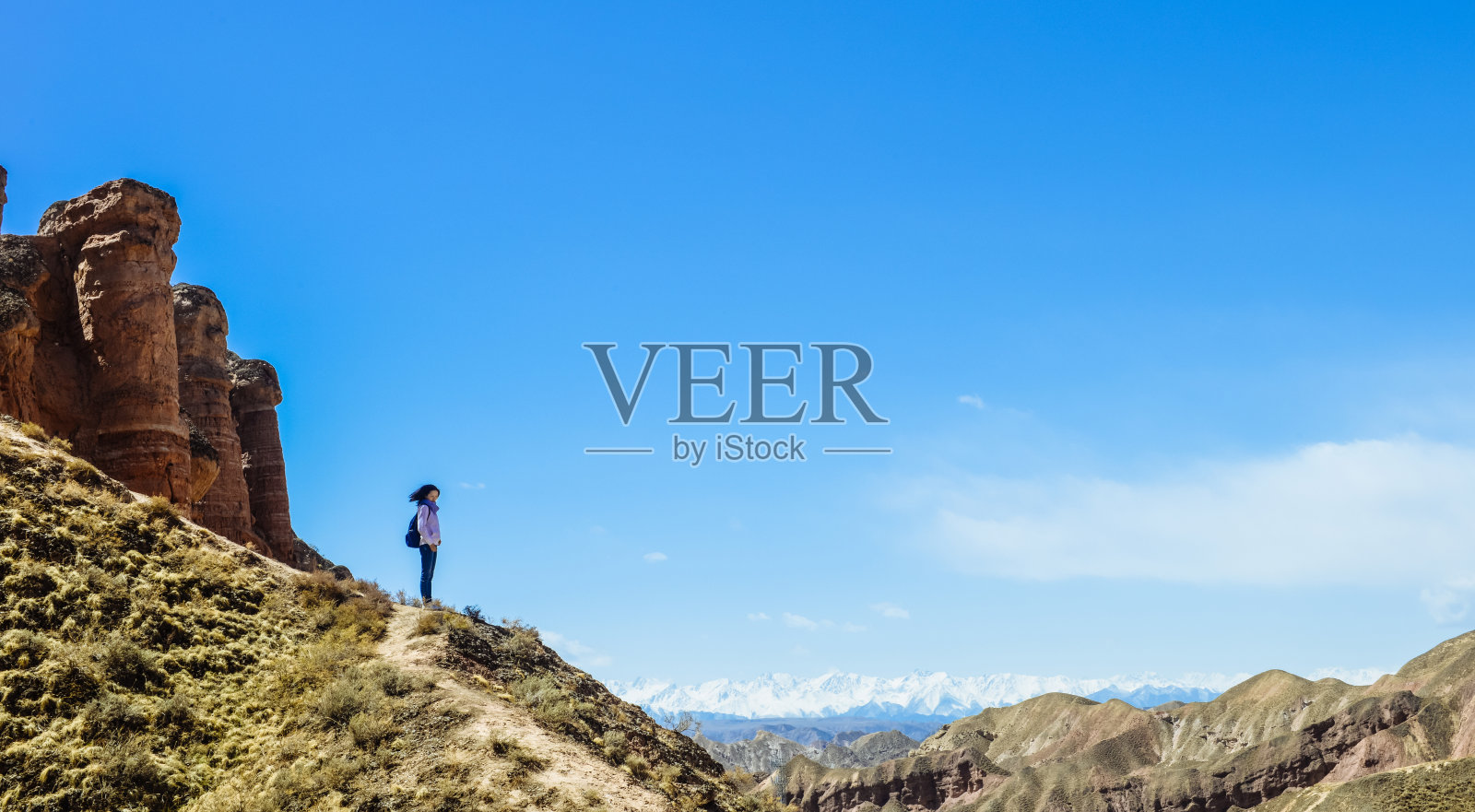 冰沟丹霞风景区，女孩远望山坡照片摄影图片