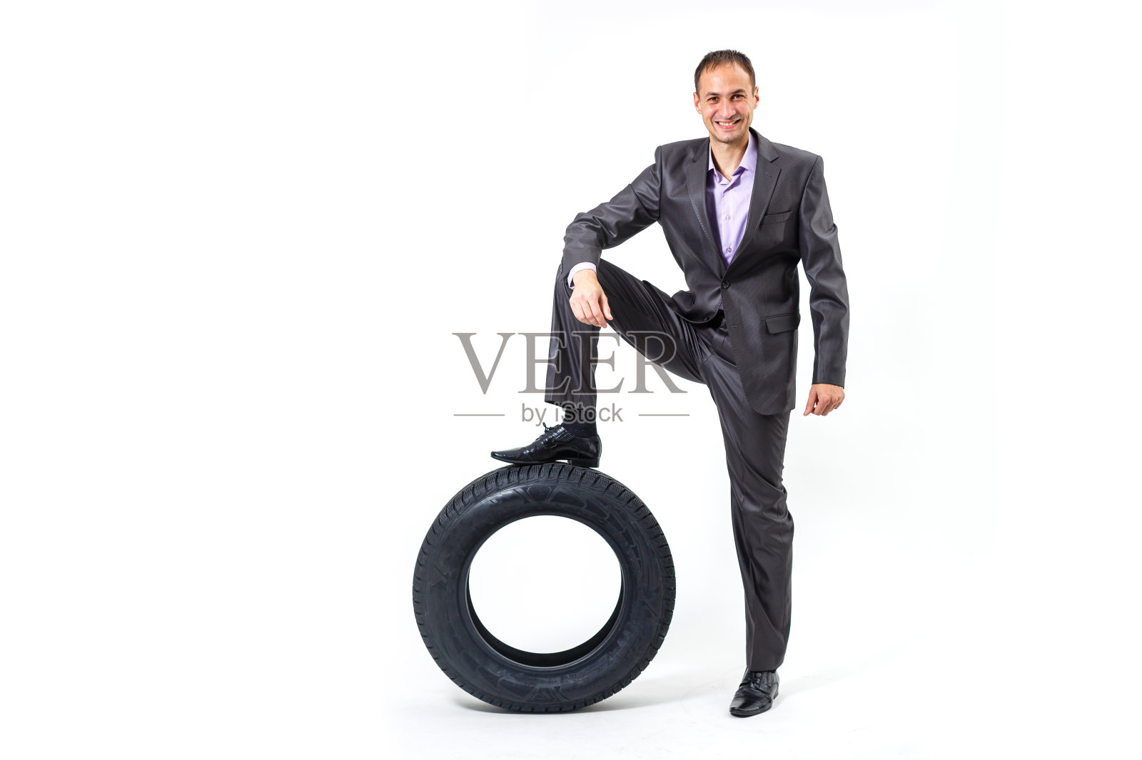 汽车经销商在轮胎背景上检查轮胎，进行汽车保养照片摄影图片