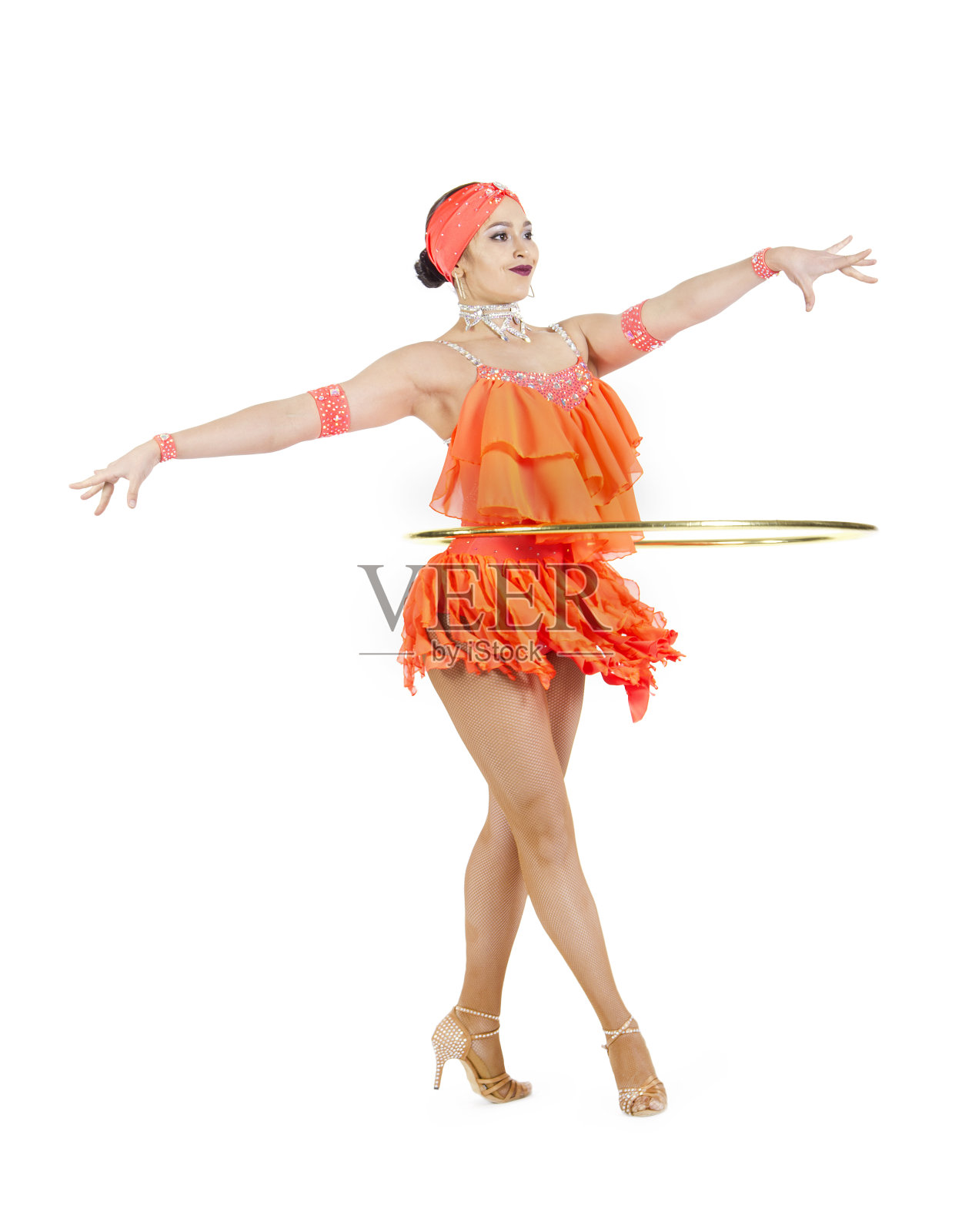 身穿舞台装的女孩表演呼啦圈舞蹈照片摄影图片