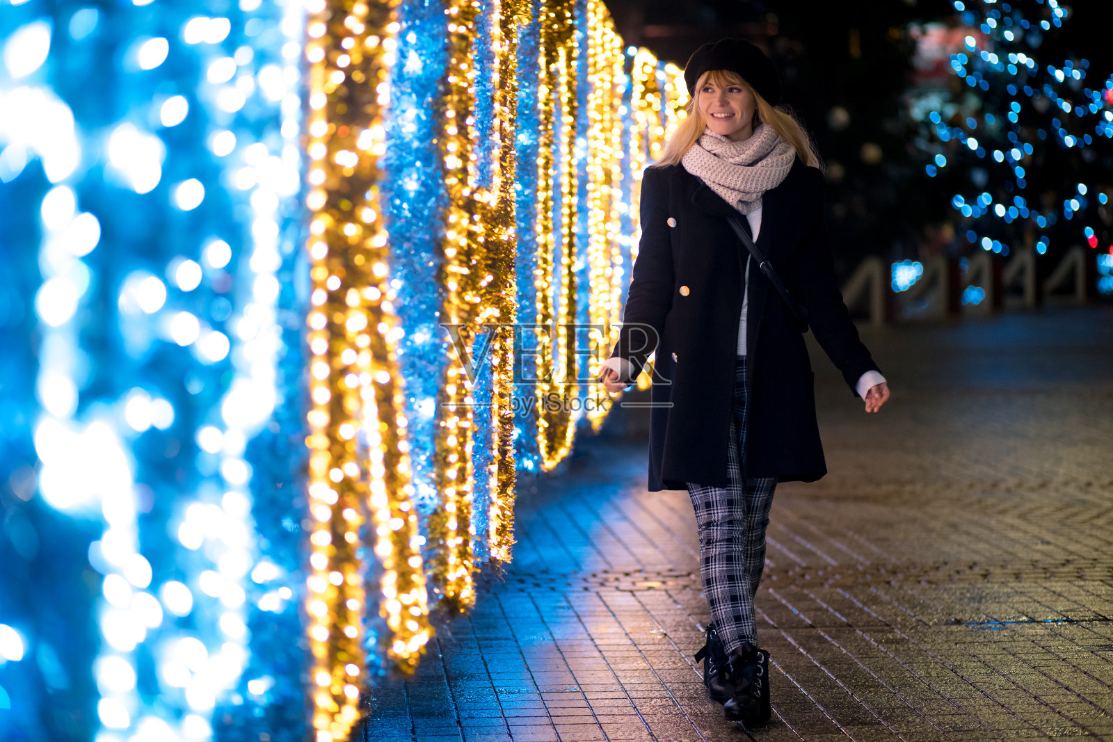 快乐微笑的女孩在圣诞装饰城市街道照片摄影图片