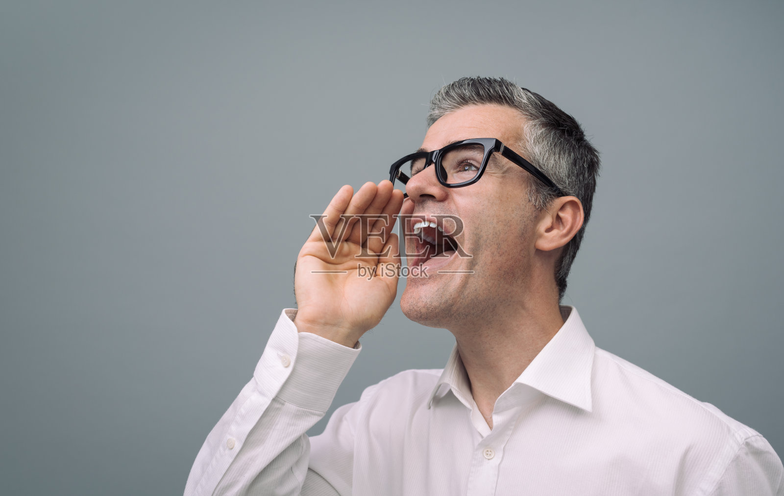 男人大声喊叫照片摄影图片