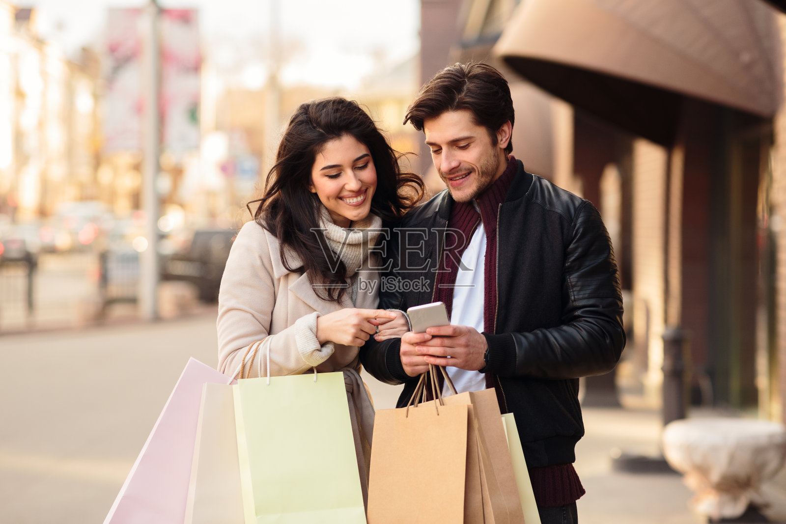 夫妇使用智能手机搜索新精品店照片摄影图片