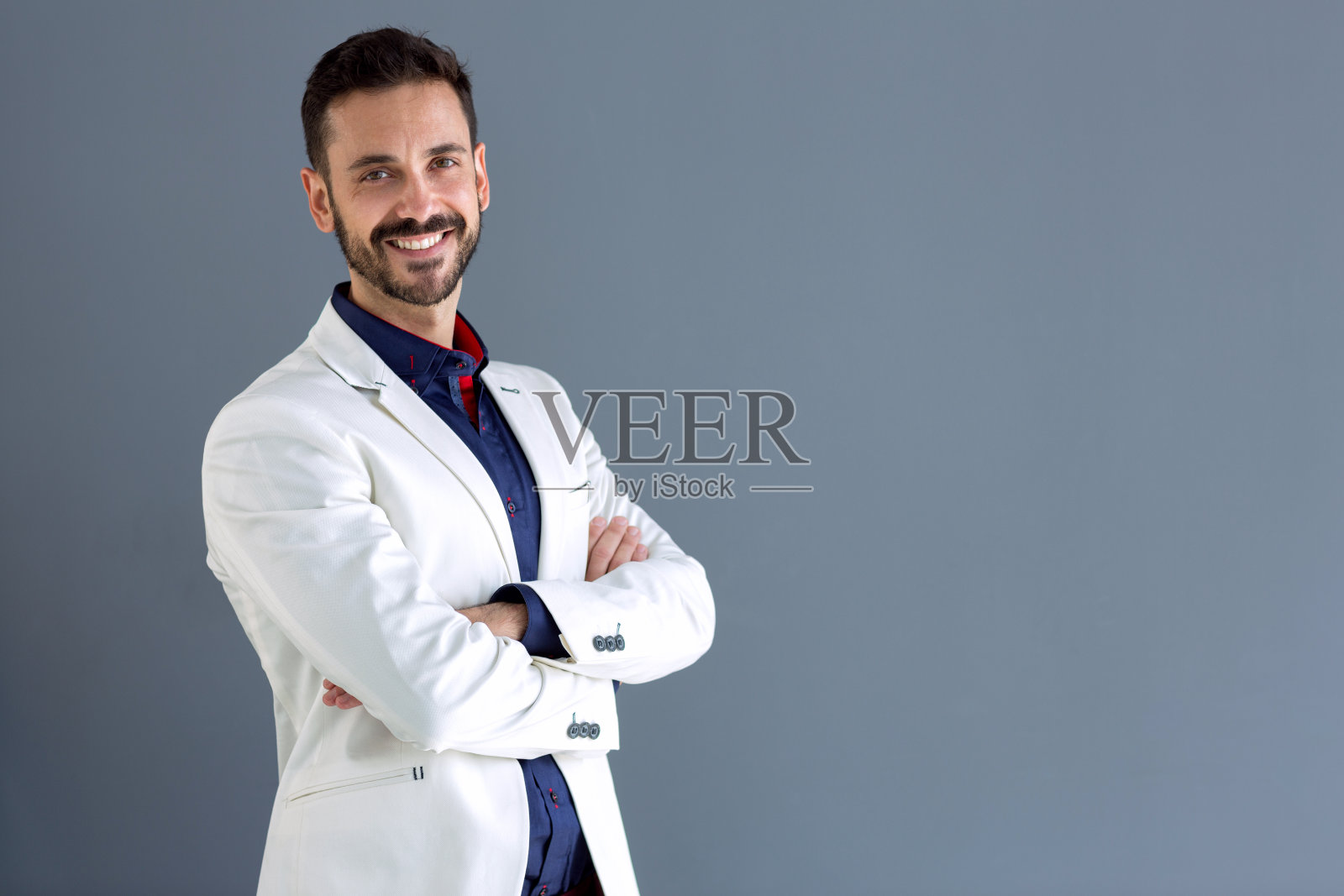 男人模特交叉双臂摆姿势照片摄影图片