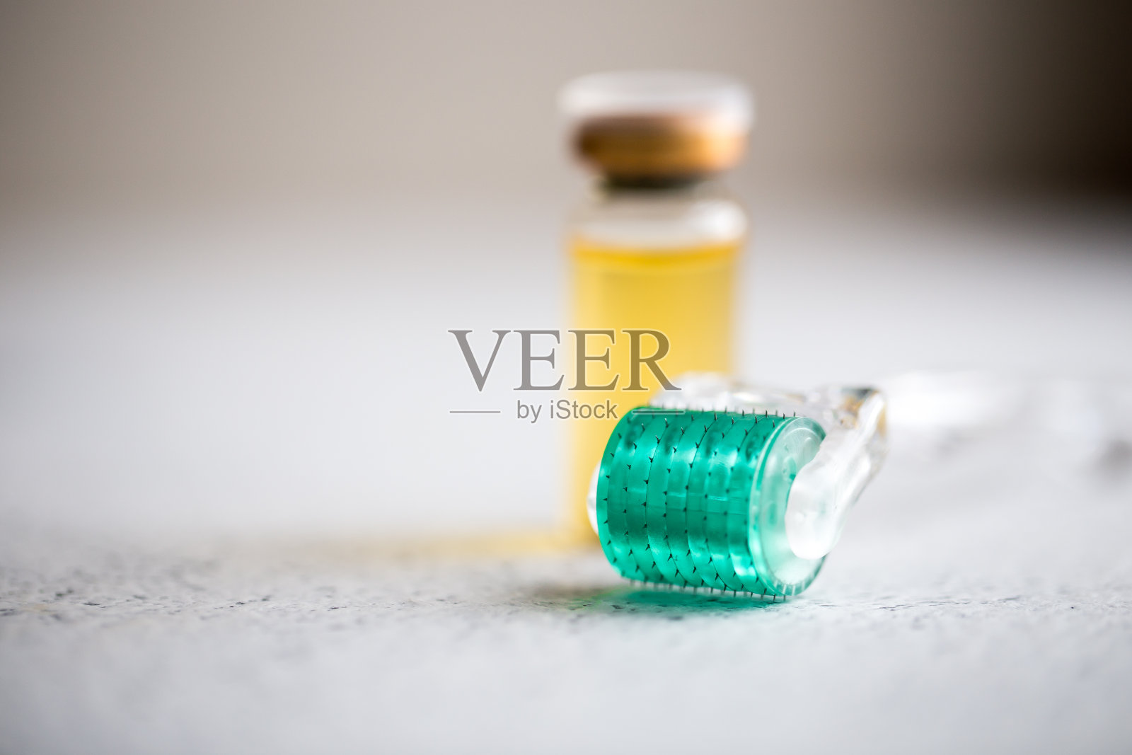 医用微针治疗真皮辊。真皮辊、中辊、中辊、中辊。微针内光疗法用于皮肤护理照片摄影图片