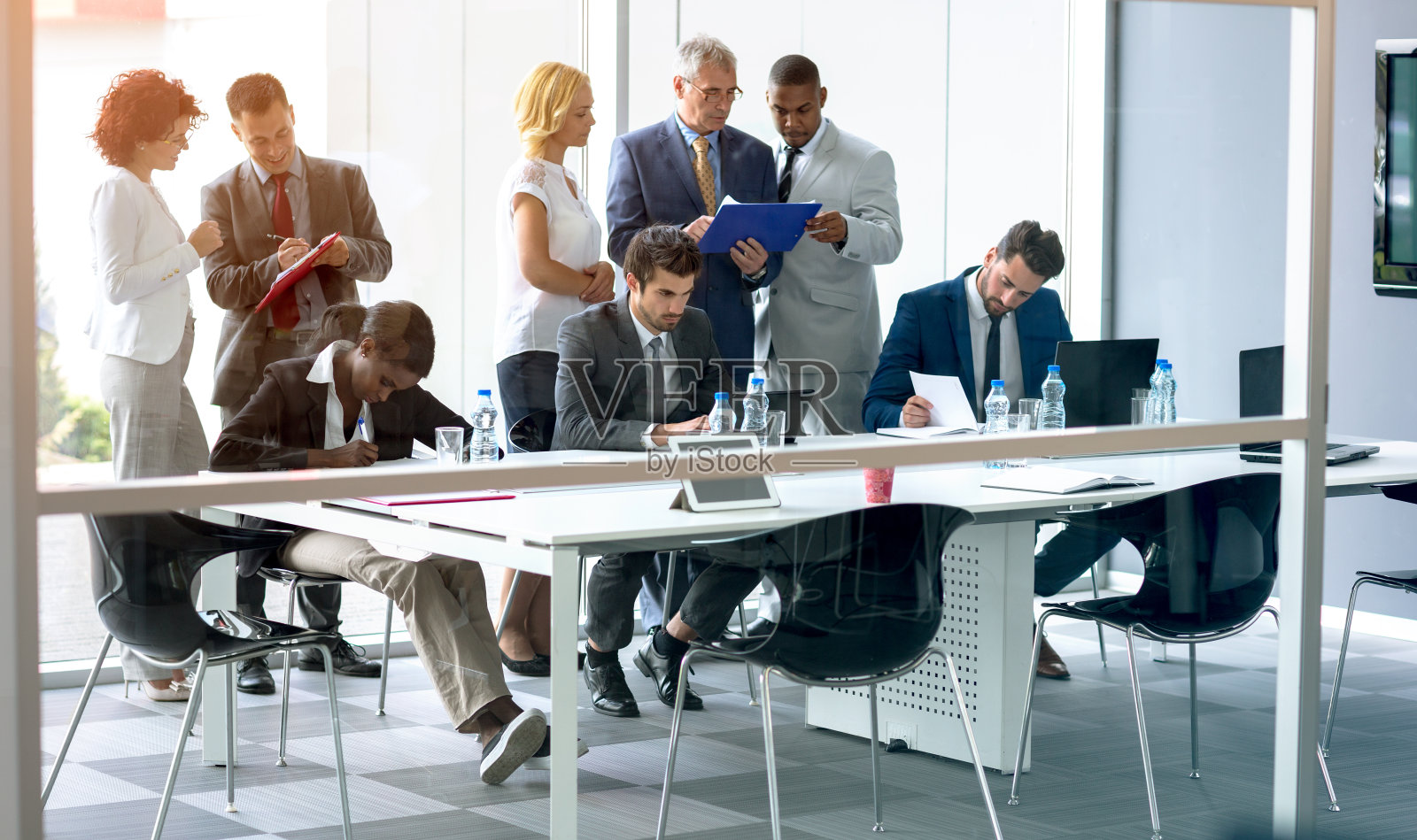 员工讨论业务照片摄影图片