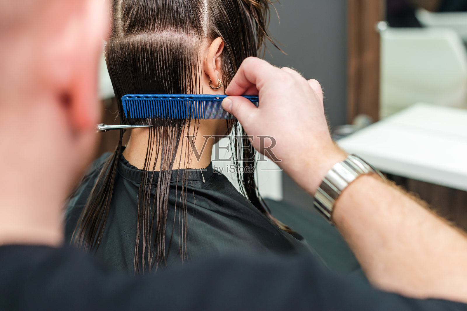 理发师为女人理发。照片摄影图片