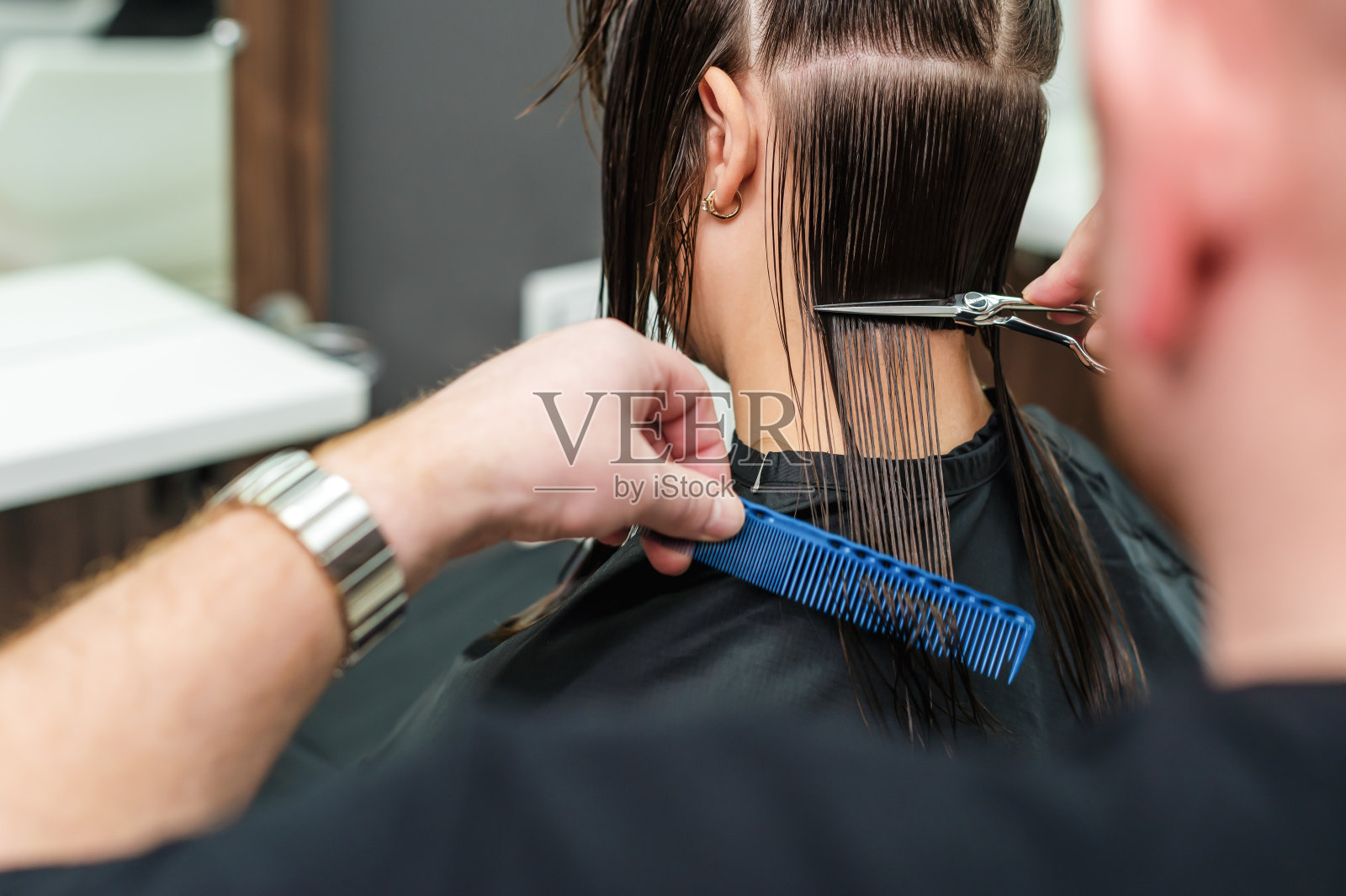 理发师理发。照片摄影图片