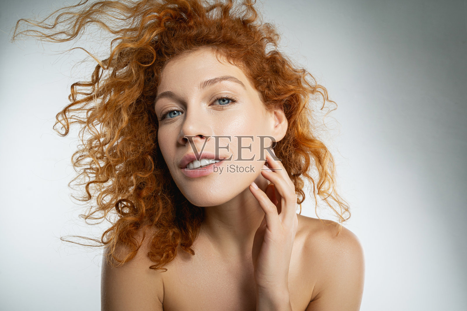 无忧无虑的女孩盯着前方照片摄影图片