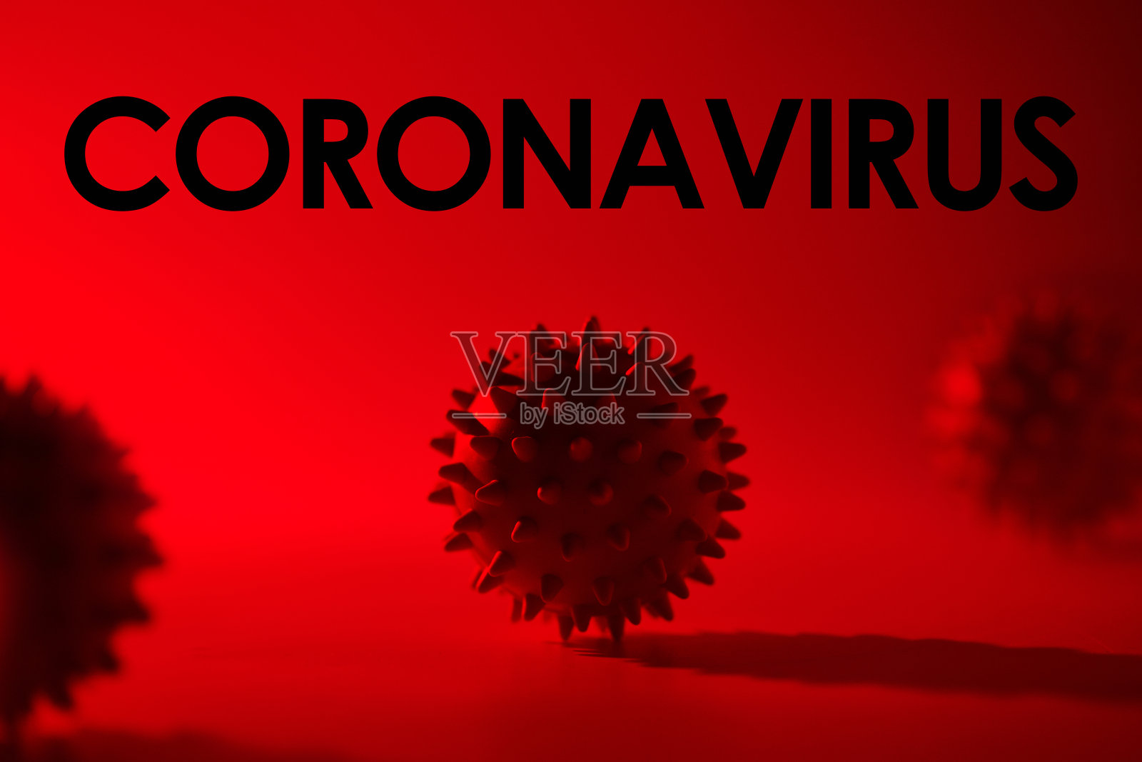 红色背景铭文冠状病毒。世界卫生组织(WHO)介绍了COVID-19 2020的新官方名称:COVID-19 SARS，冠状病毒科，SARS- cov, SARSCoV, MERS-CoV照片摄影图片