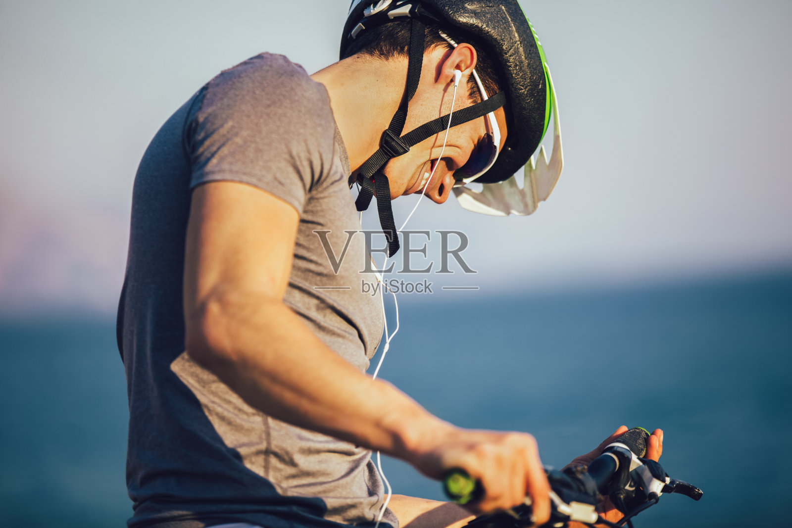 骑摩托车的人戴着头盔和太阳镜听音乐照片摄影图片