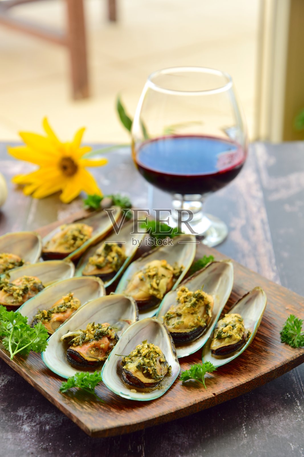 烤青贻贝配蒜蓉黄油香草酱照片摄影图片