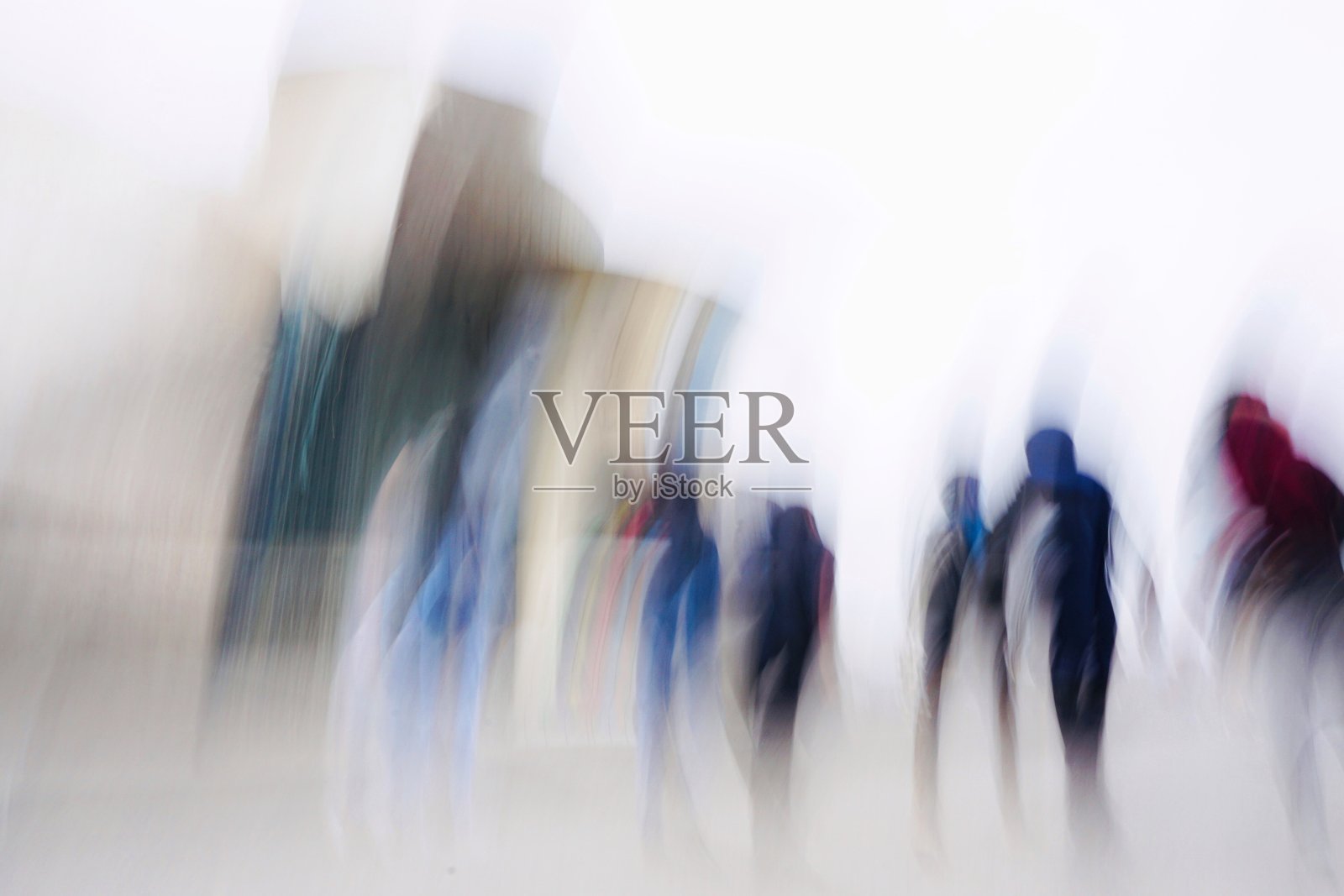 游客走在西班牙毕尔巴鄂市的街道上照片摄影图片