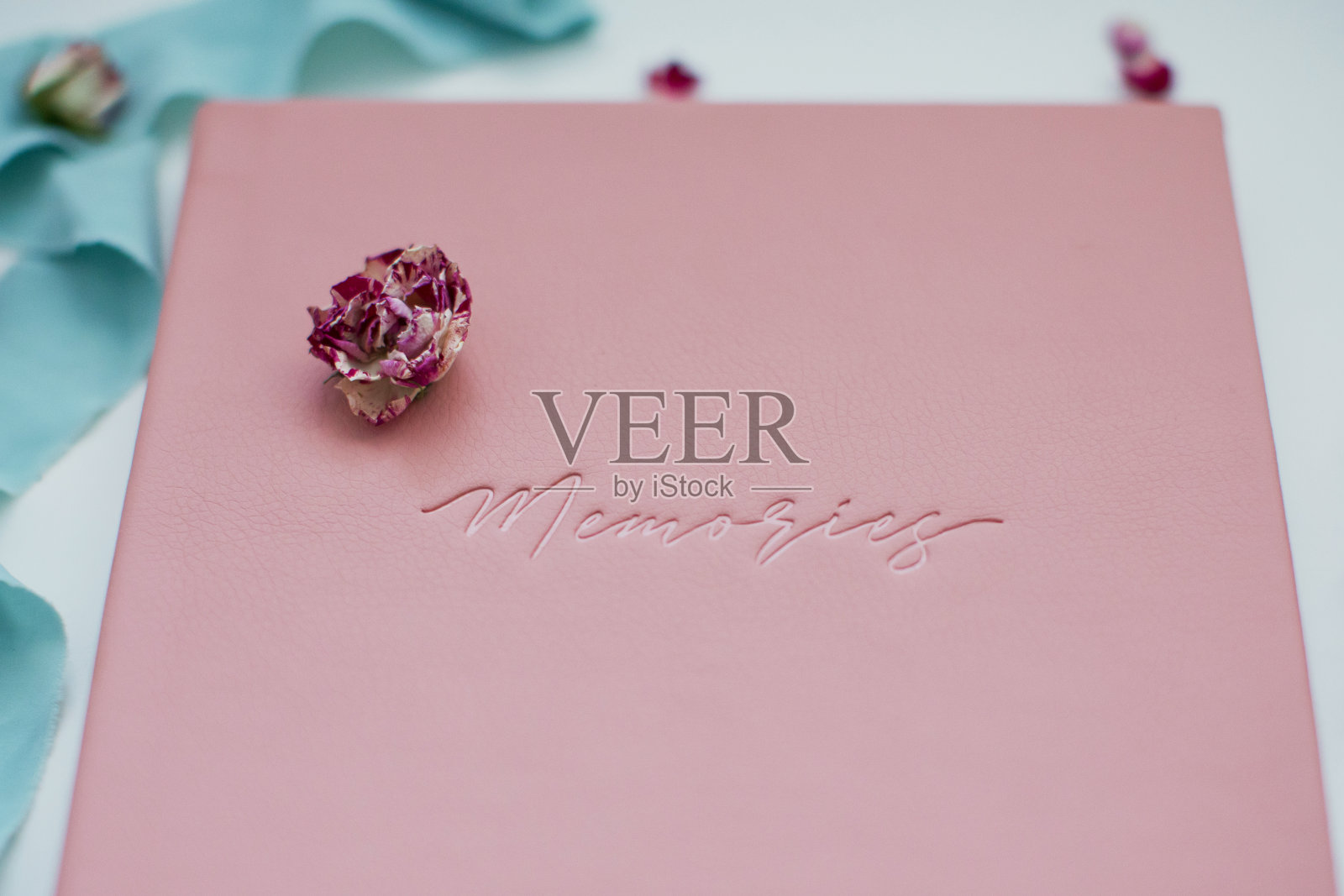 粉红色的皮革书或相册的照片照片摄影图片